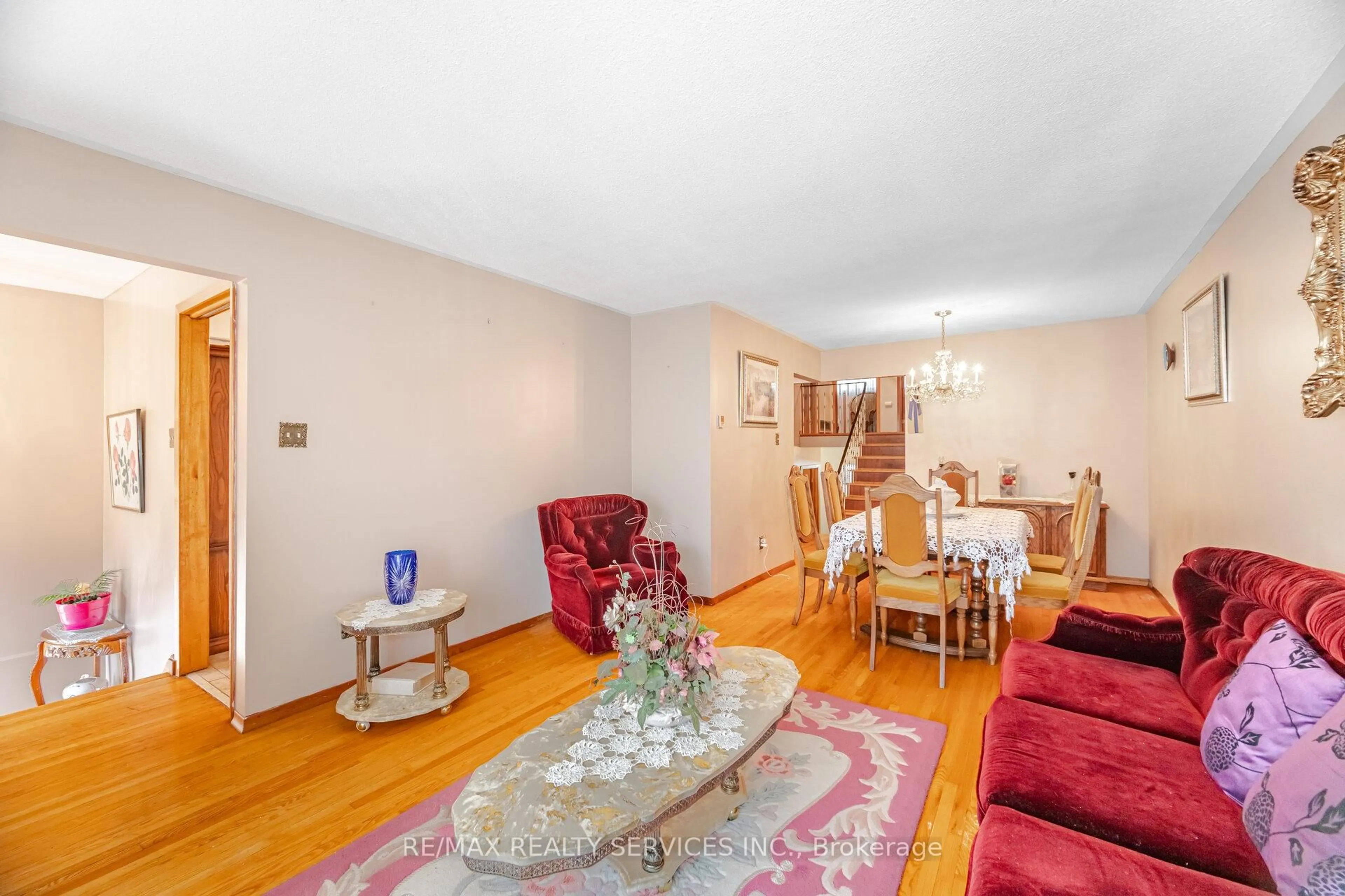 Living room with furniture, unknown for 33 Tolton Dr, Brampton Ontario L6V 2P9