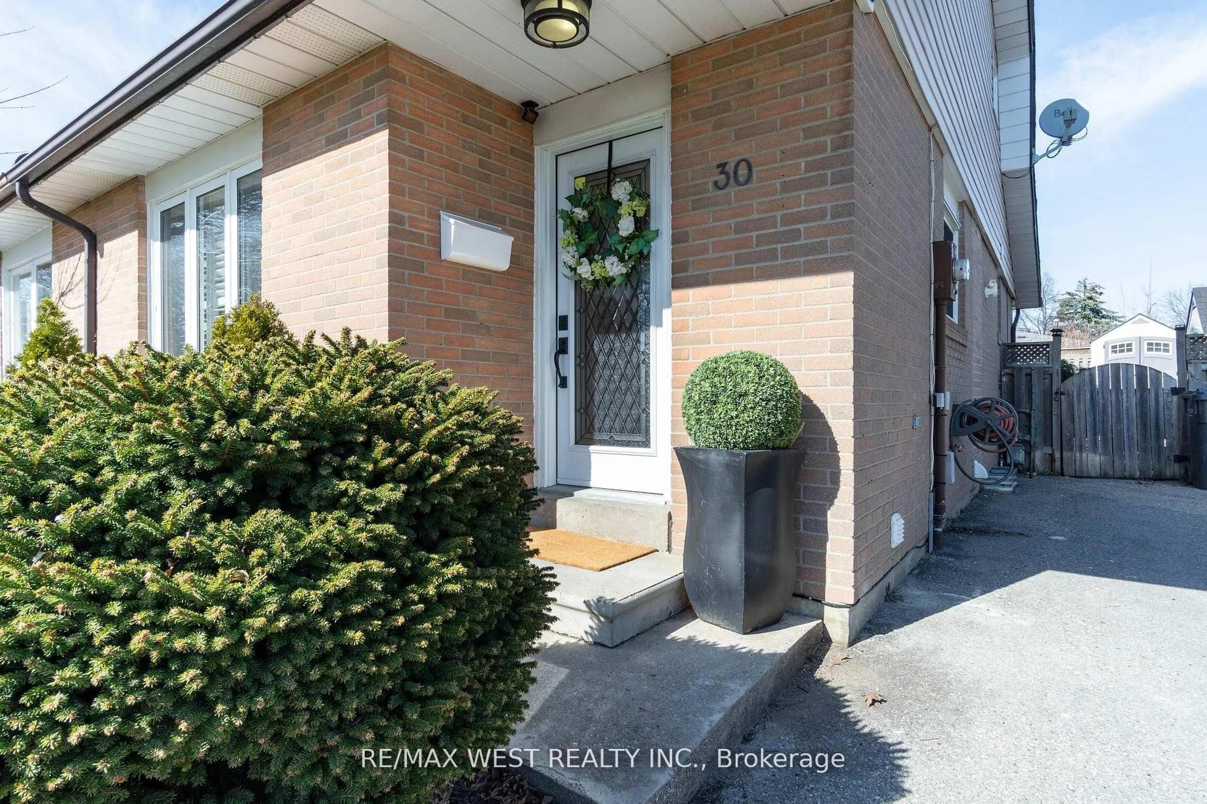 Indoor entryway for 30 Tindale Rd, Brampton Ontario L6V 2G9