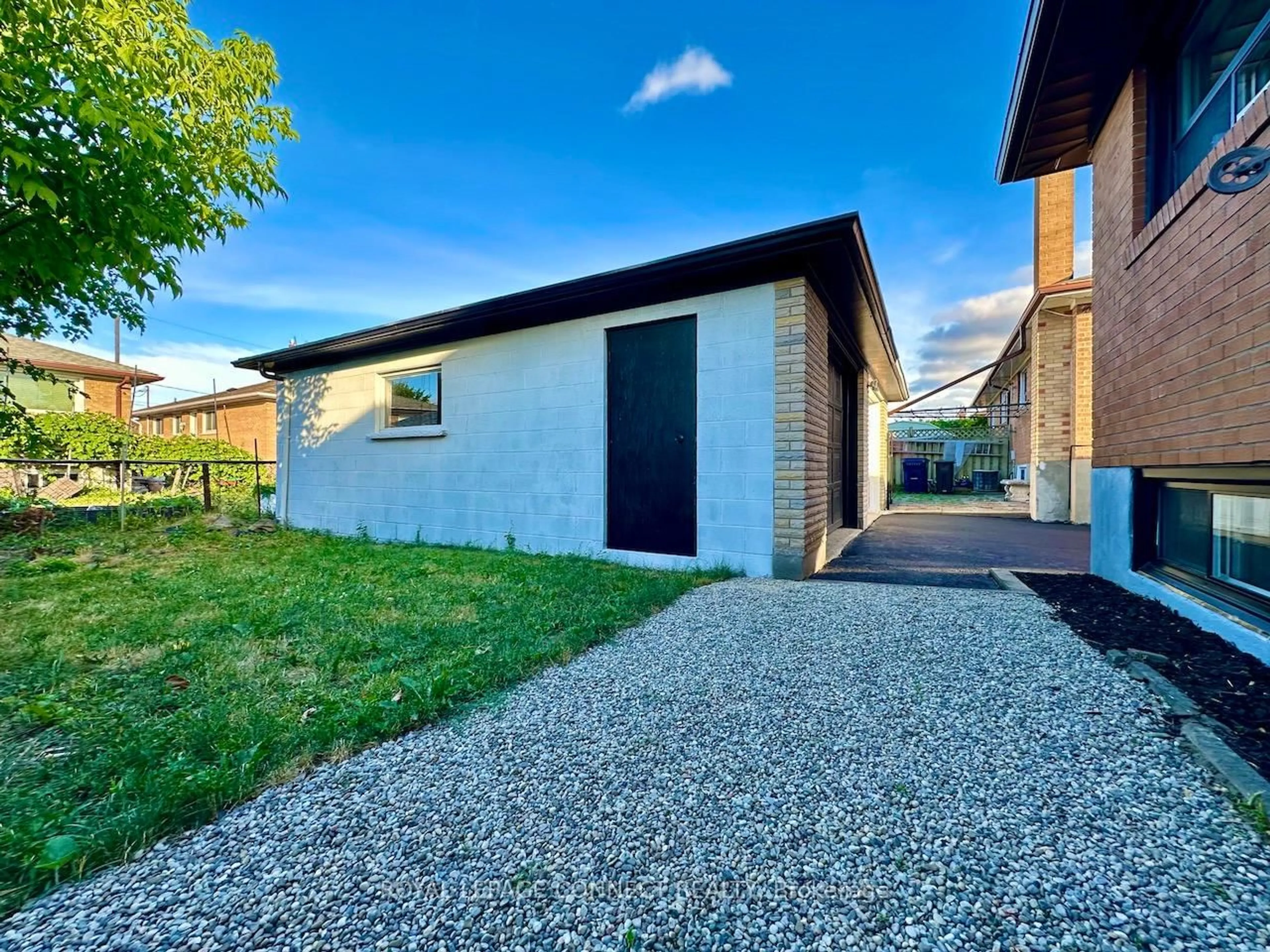 A pic from outside/outdoor area/front of a property/back of a property/a pic from drone, street for 27 Charrington Cres, Toronto Ontario M3L 2C3