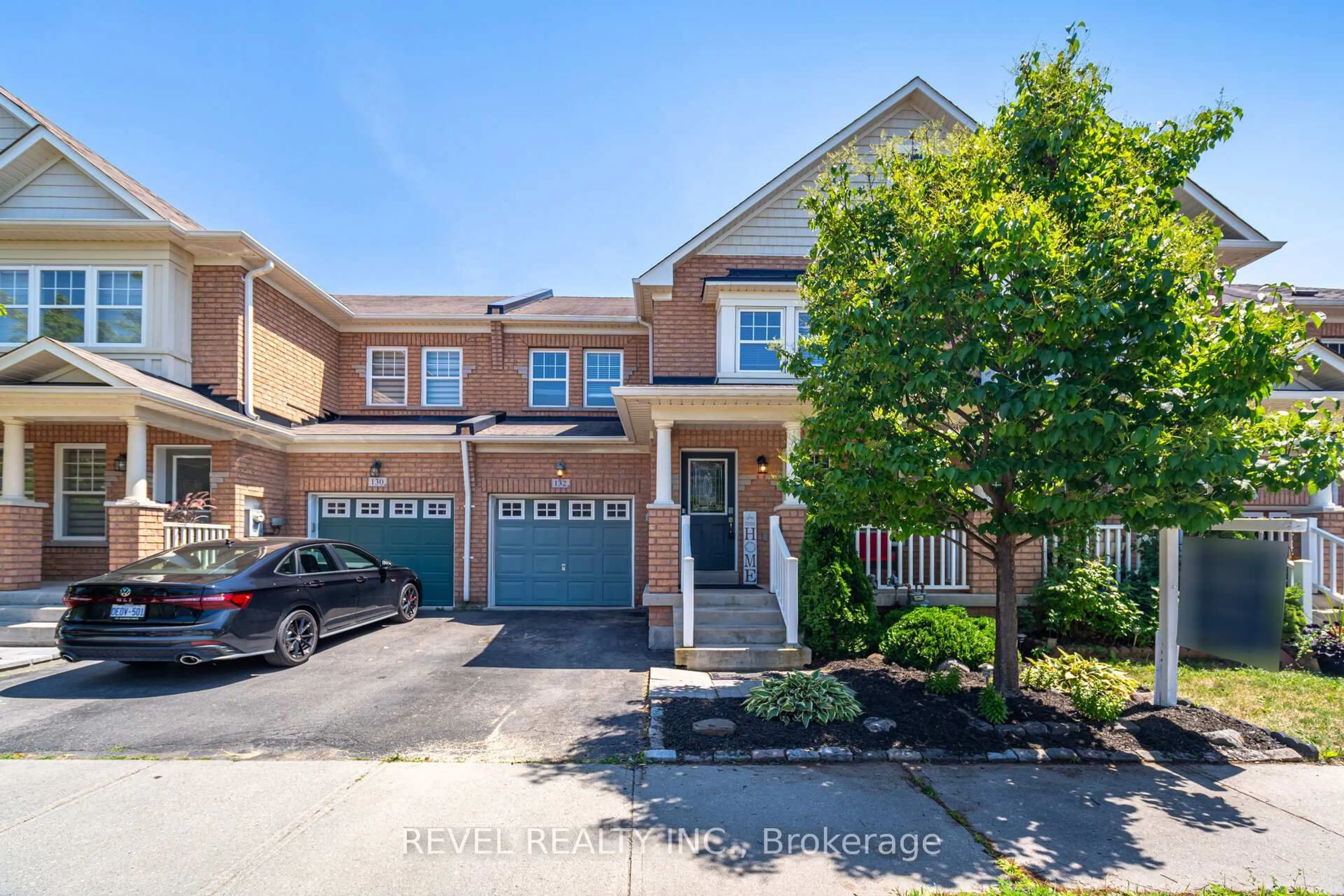 A pic from outside/outdoor area/front of a property/back of a property/a pic from drone, street for 132 SWINDALE Dr, Milton Ontario L9T 0V7