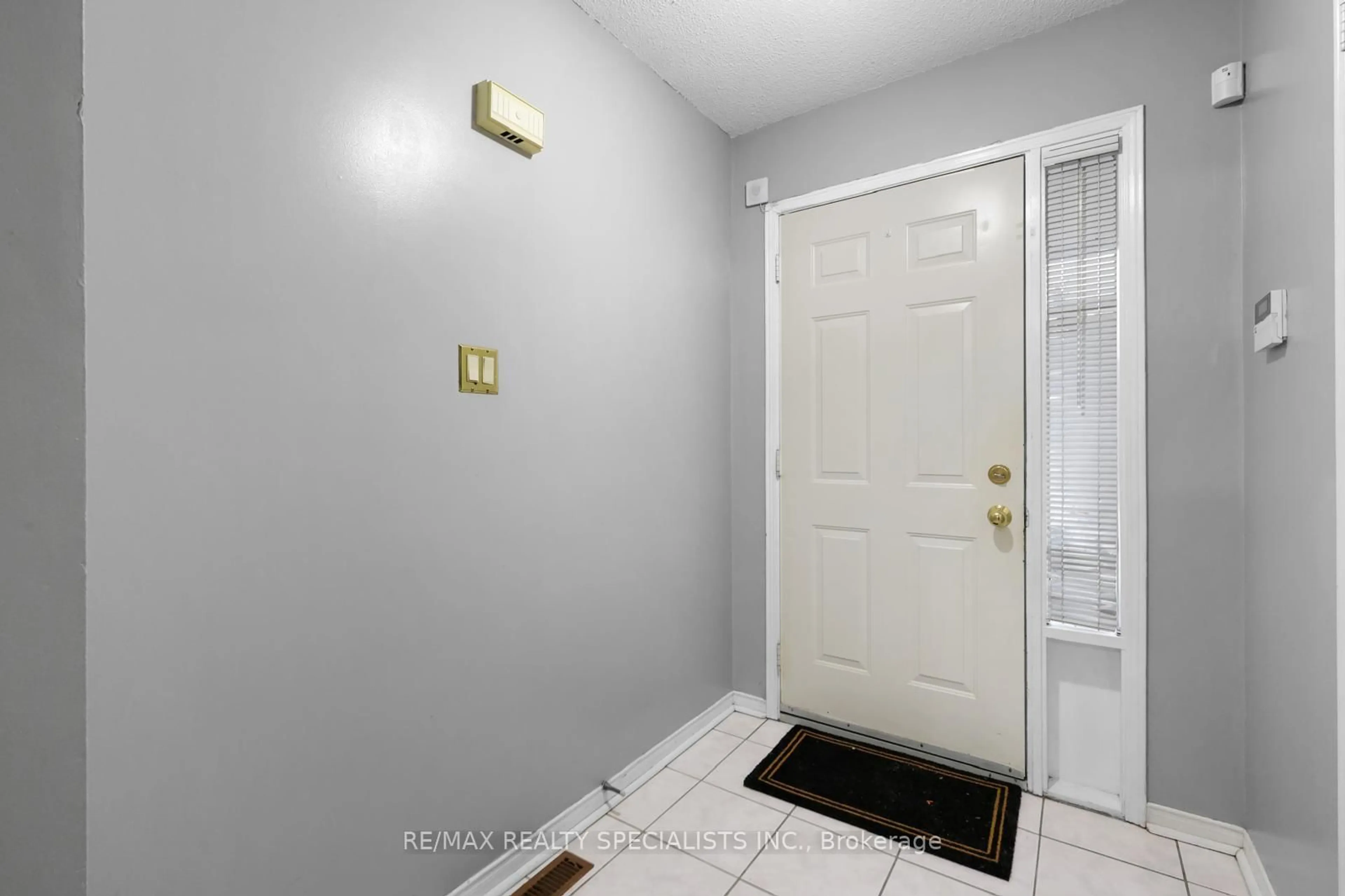 Indoor entryway for 128 TOBA Cres, Brampton Ontario L6Z 4R9