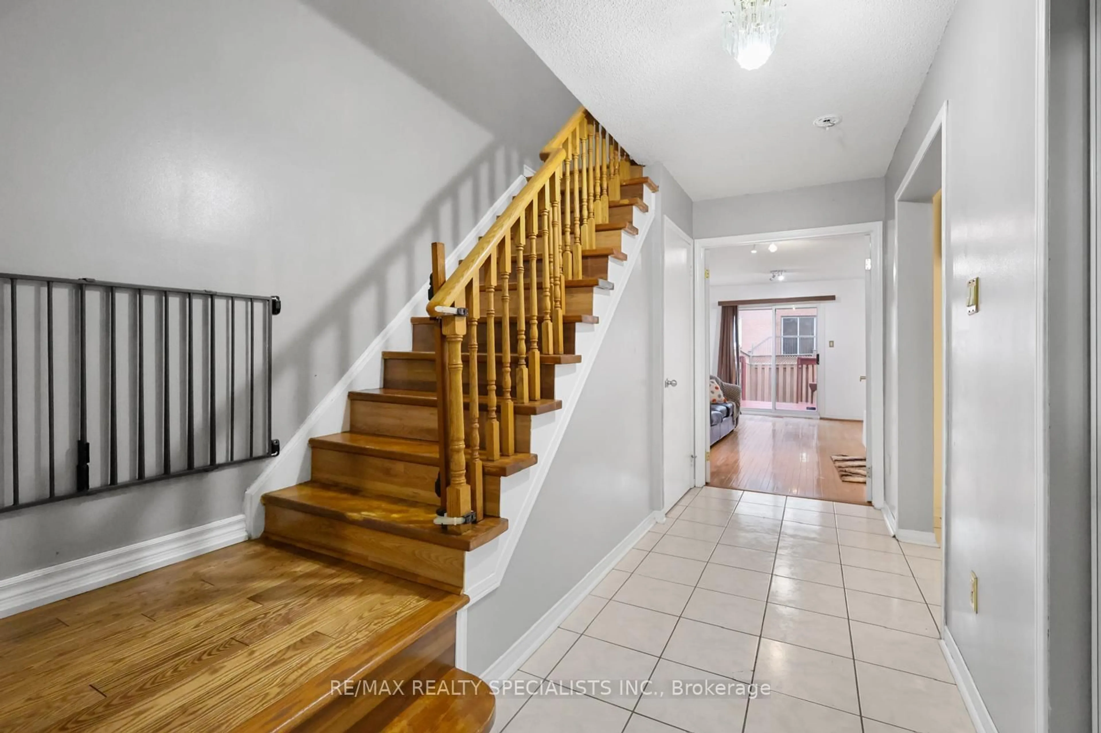 Indoor foyer for 128 TOBA Cres, Brampton Ontario L6Z 4R9