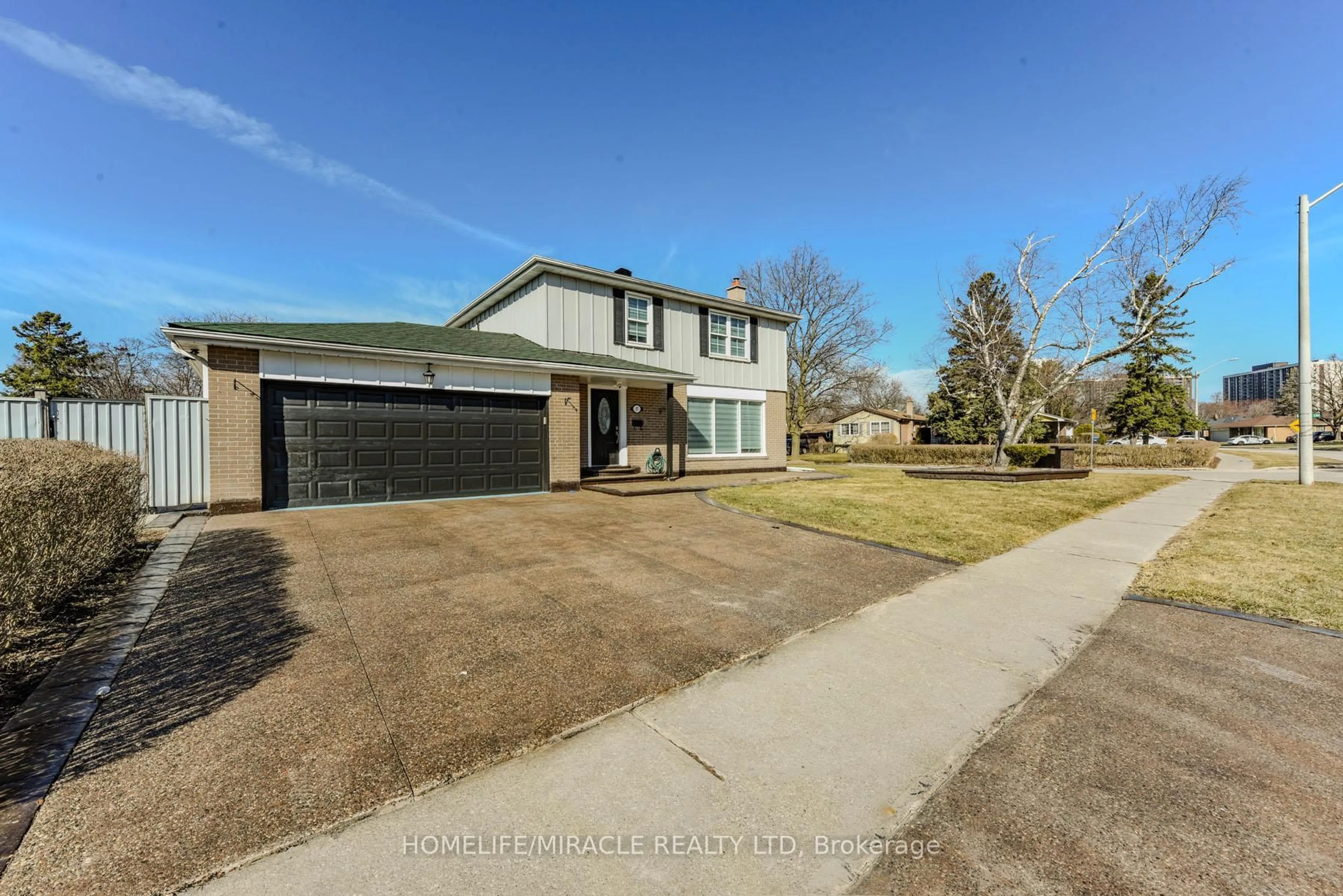 A pic from outside/outdoor area/front of a property/back of a property/a pic from drone, street for 37 Crawley Dr, Brampton Ontario L6T 2S2
