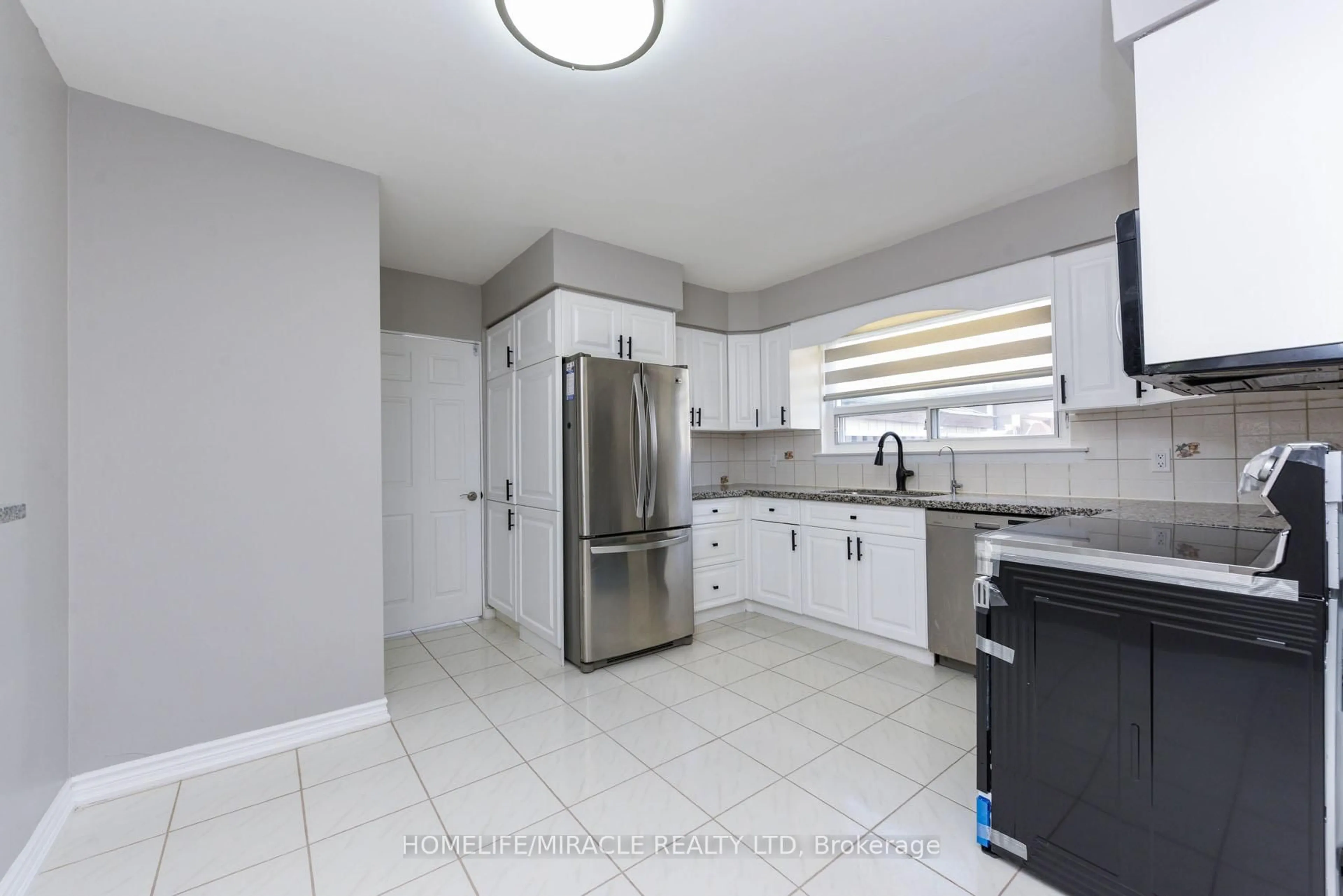 Standard kitchen, ceramic/tile floor for 37 Crawley Dr, Brampton Ontario L6T 2S2
