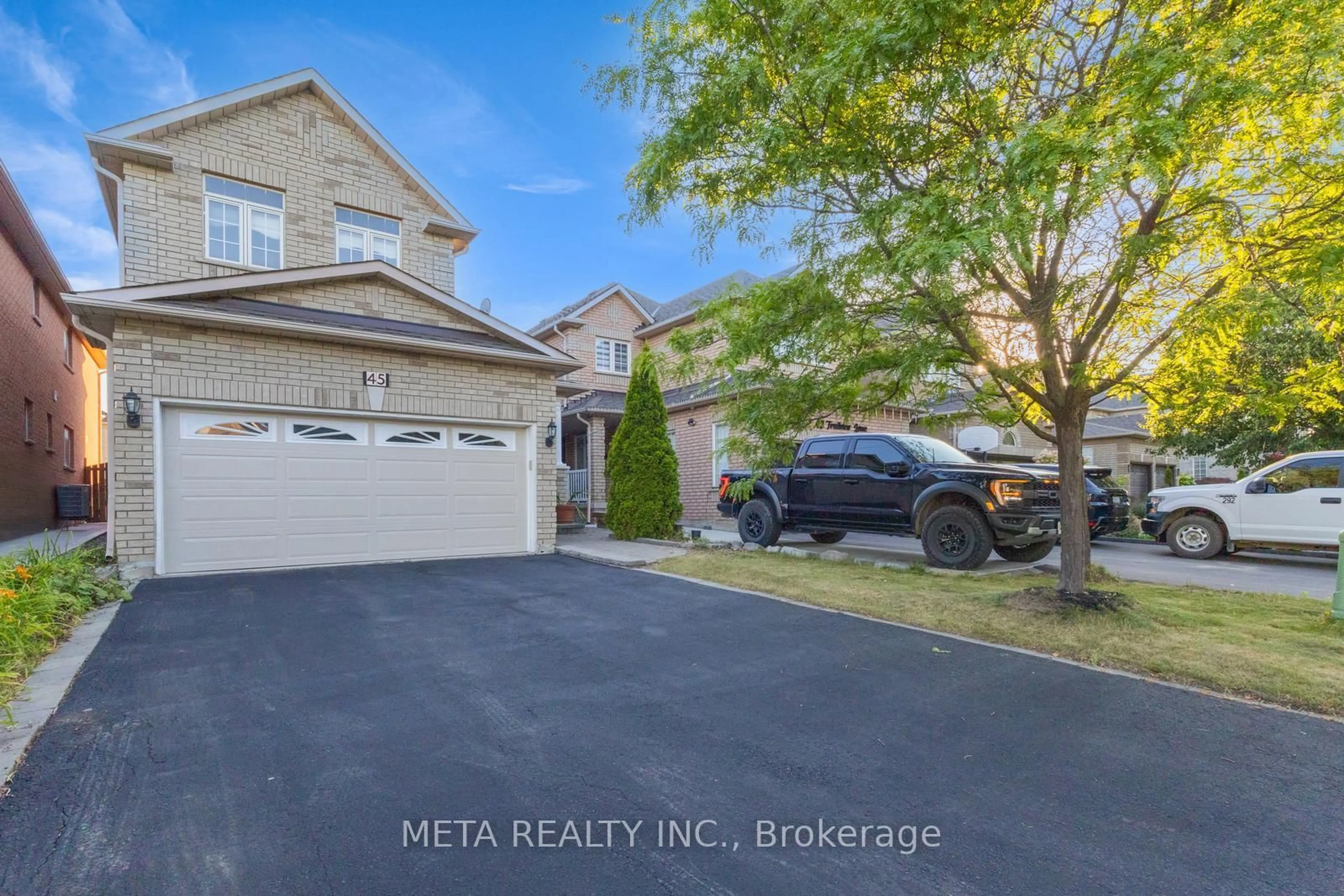 A pic from outside/outdoor area/front of a property/back of a property/a pic from drone, street for 45 Trailview Lane, Caledon Ontario L7E 2W1