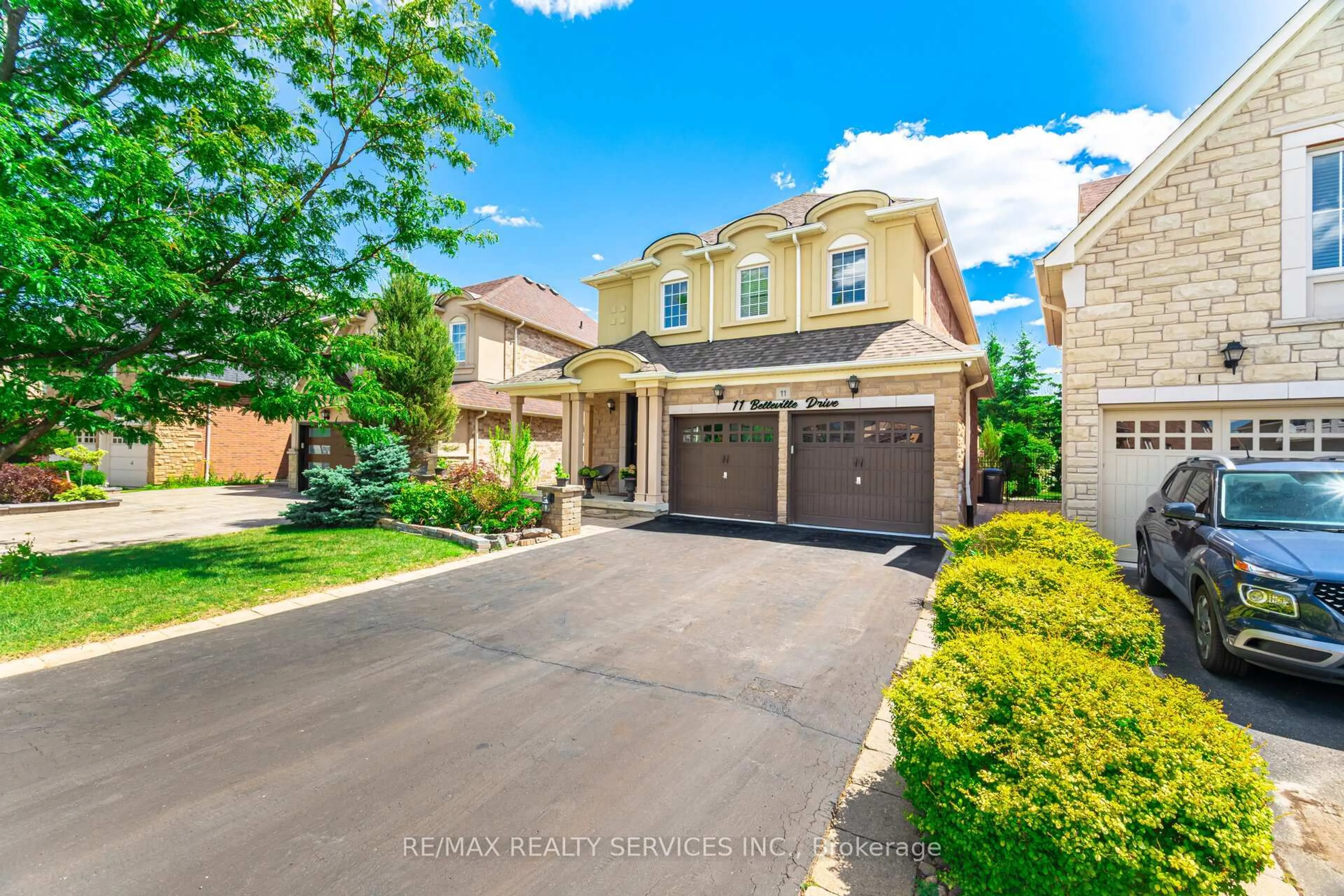A pic from outside/outdoor area/front of a property/back of a property/a pic from drone, street for 11 Belleville Dr, Brampton Ontario L6P 1V7