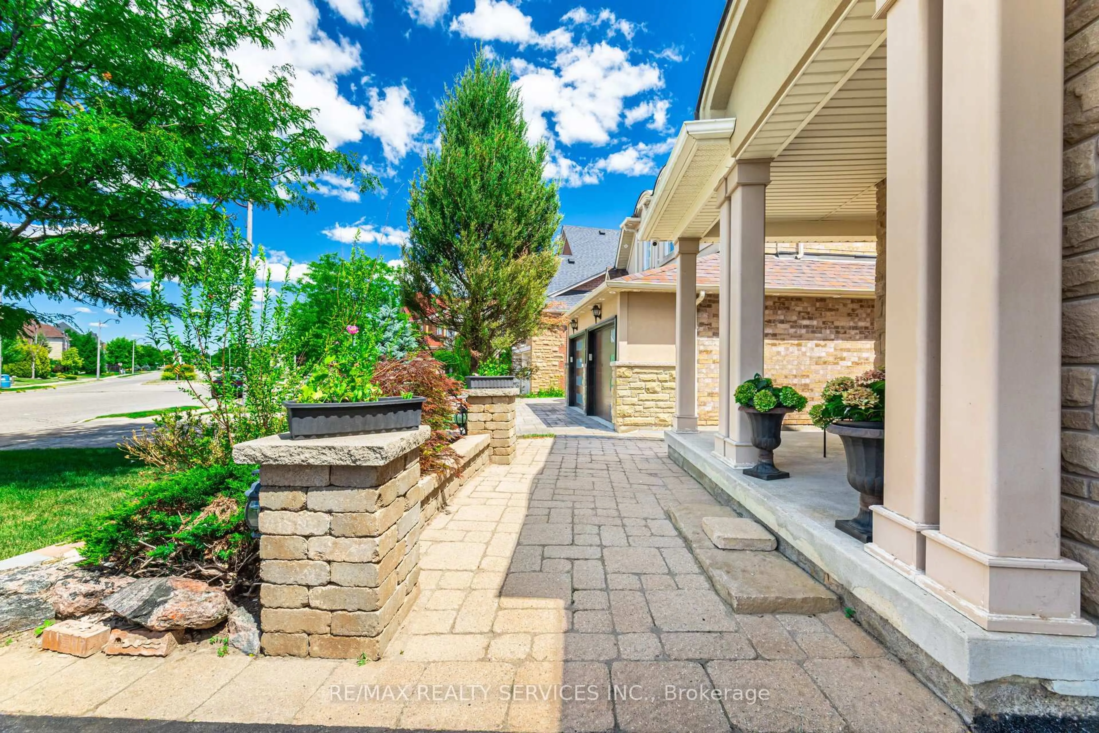 Patio, unknown for 11 Belleville Dr, Brampton Ontario L6P 1V7