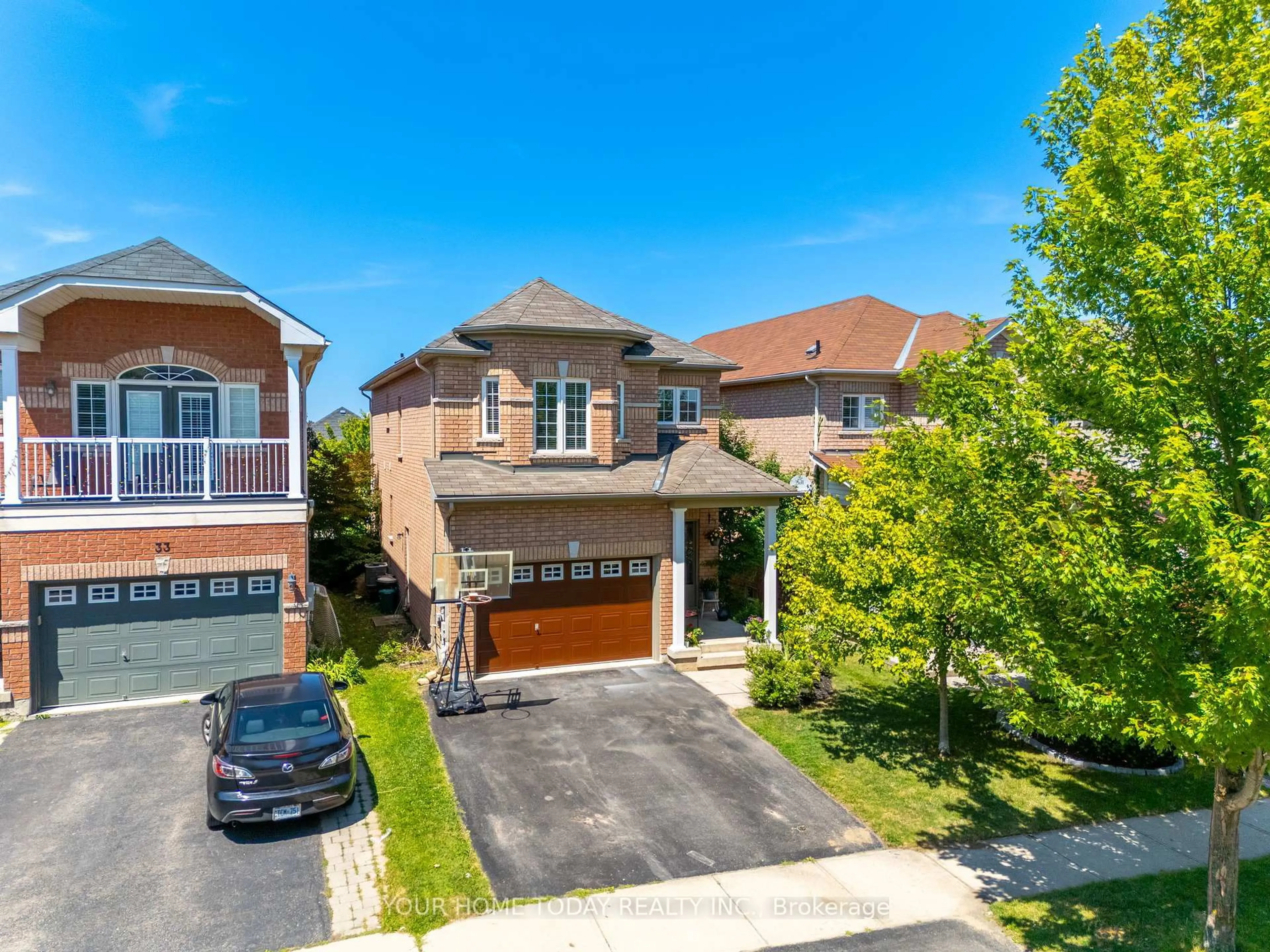 A pic from outside/outdoor area/front of a property/back of a property/a pic from drone, street for 31 Elderberry Gate, Halton Hills Ontario L7G 6N4