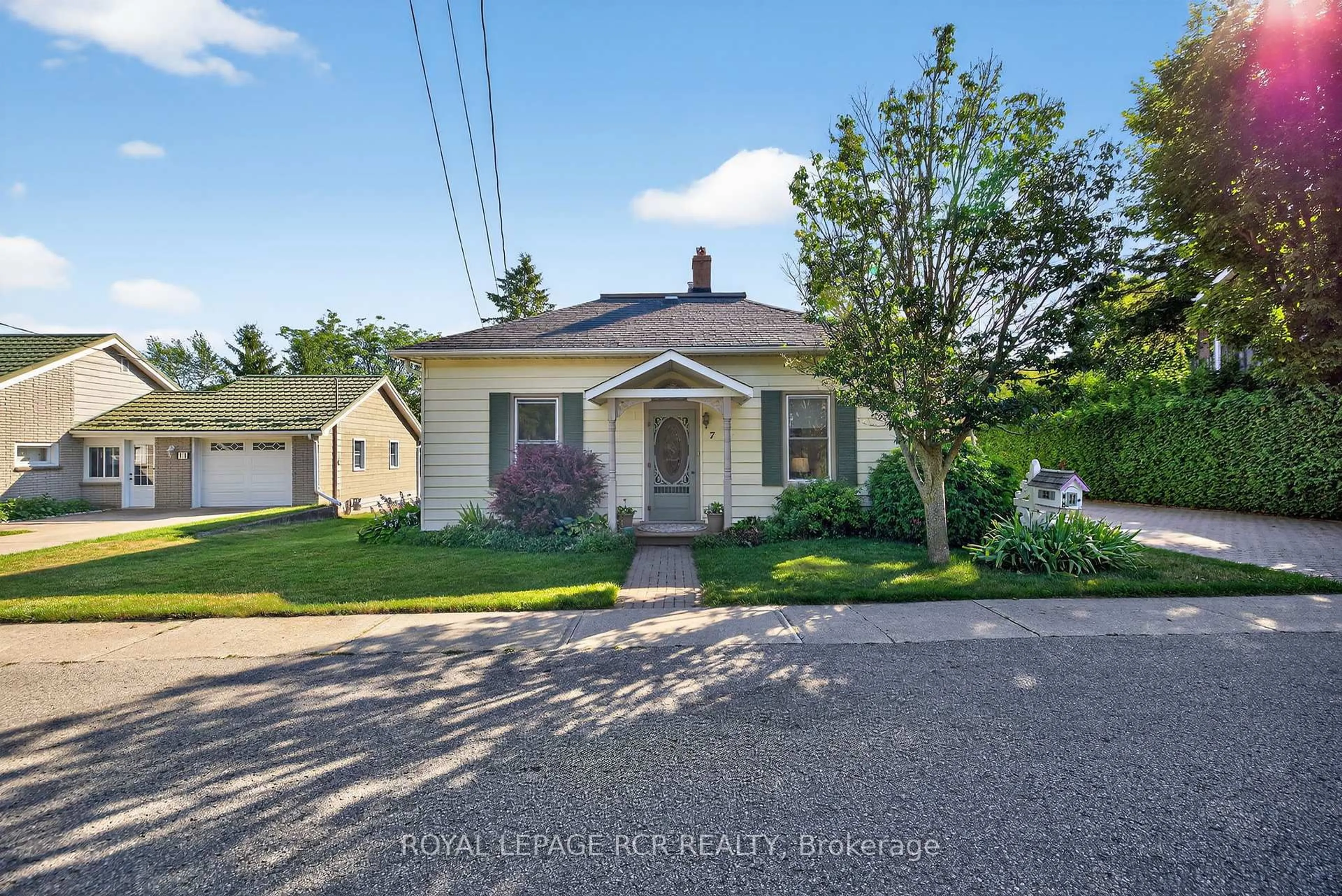 A pic from outside/outdoor area/front of a property/back of a property/a pic from drone, street for 7 Wallace Ave, Caledon Ontario L7E 0M5