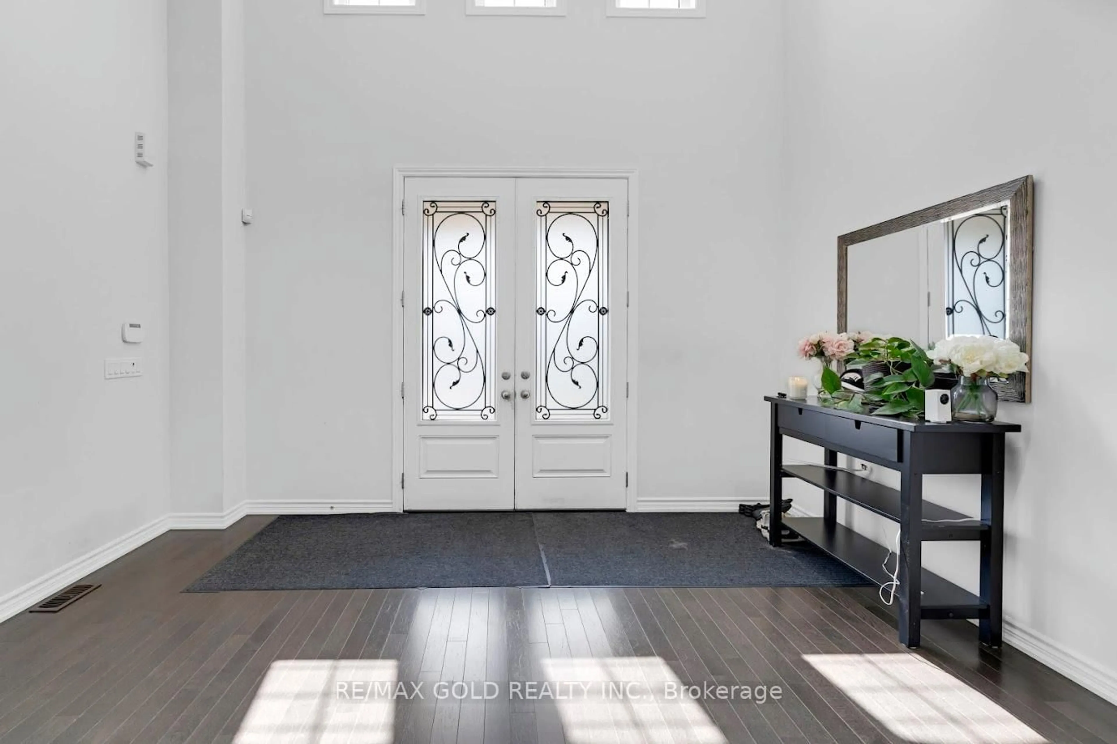Indoor entryway for 42 Valleybrook Cres, Caledon Ontario L7C 4C5