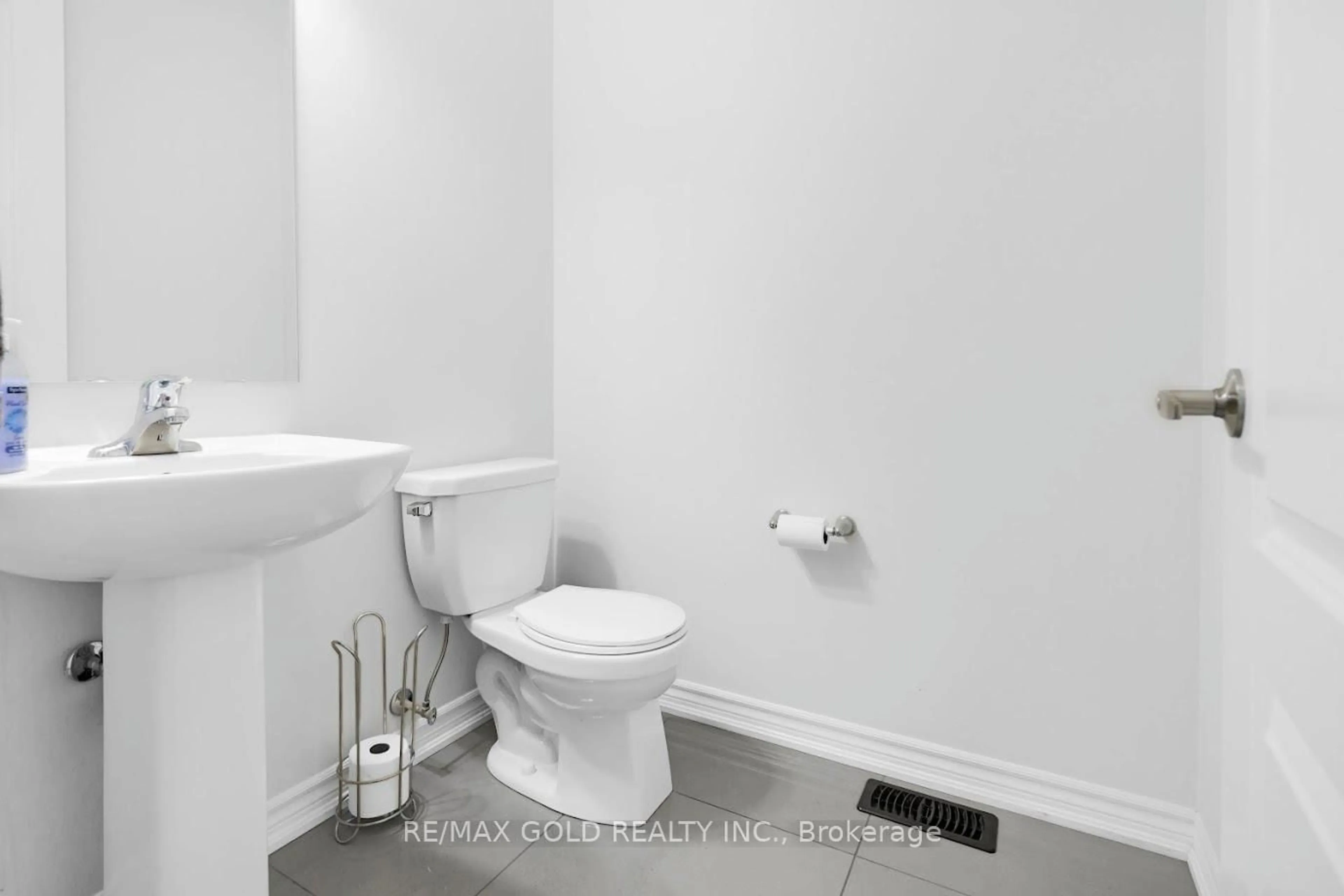 Standard bathroom, unknown for 42 Valleybrook Cres, Caledon Ontario L7C 4C5