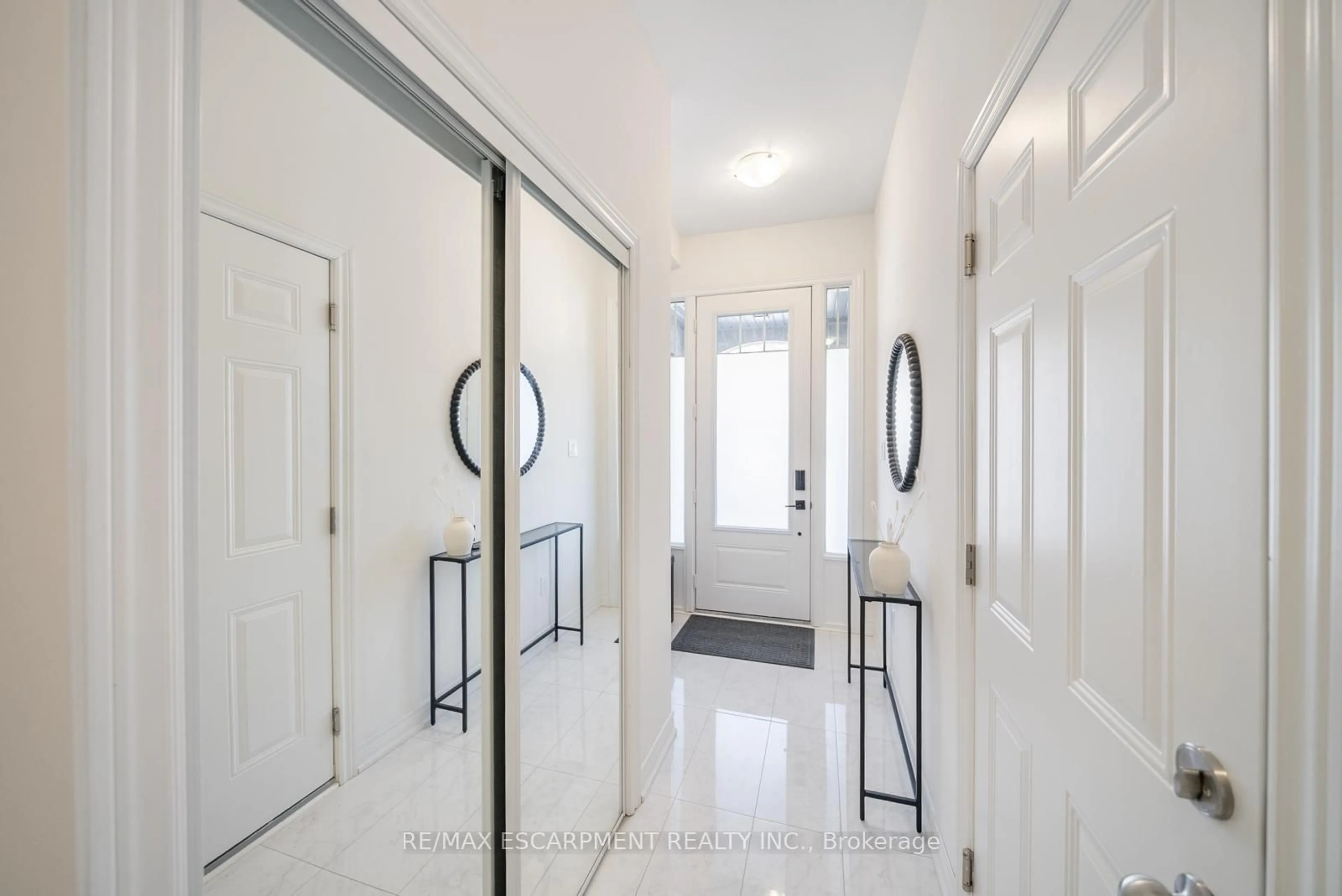Indoor entryway for 3959 Koenig Rd, Burlington Ontario L7M 0Z7