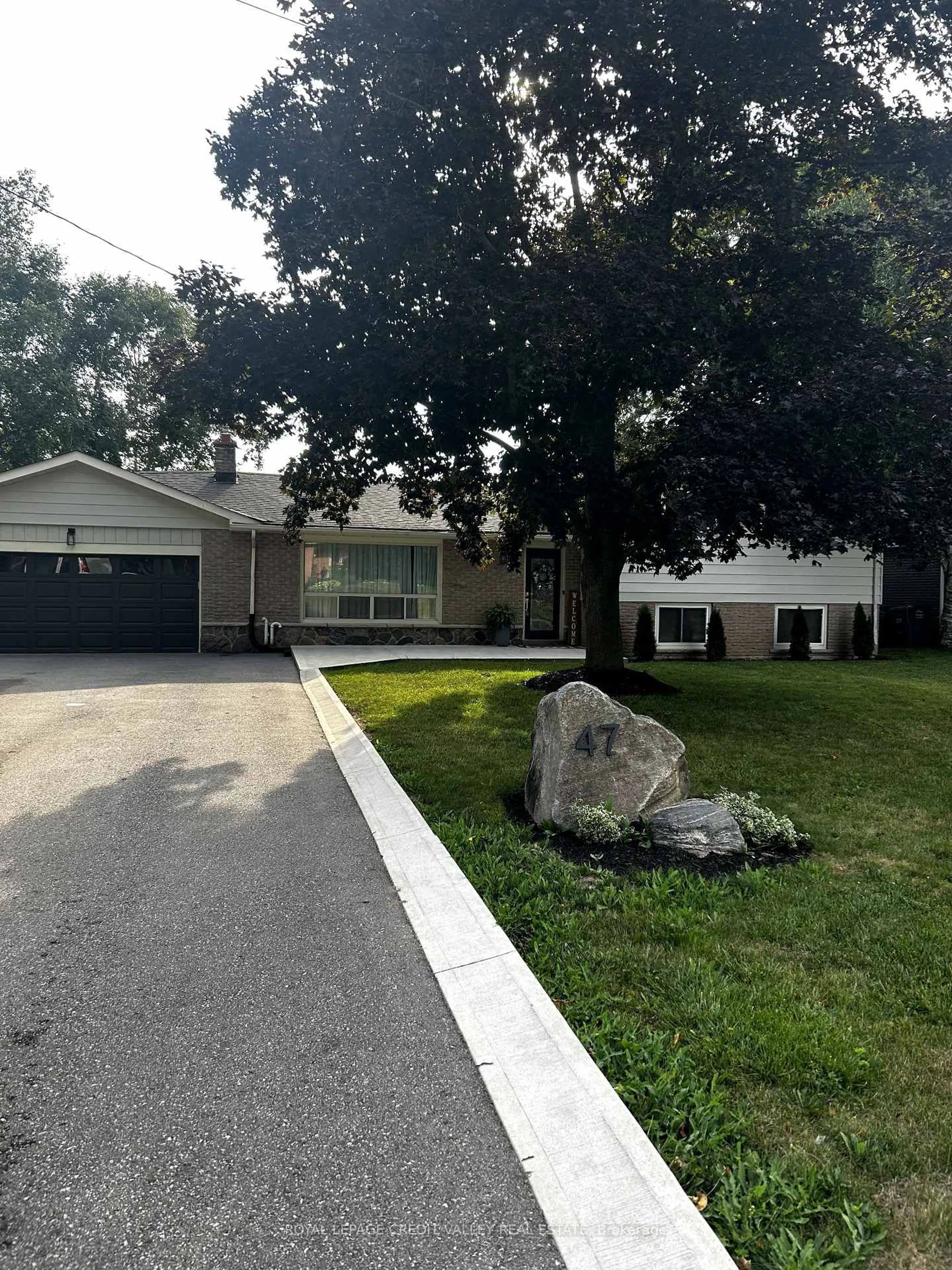 Home with vinyl exterior material, street for 47 Larry St, Caledon Ontario L7C 1K8