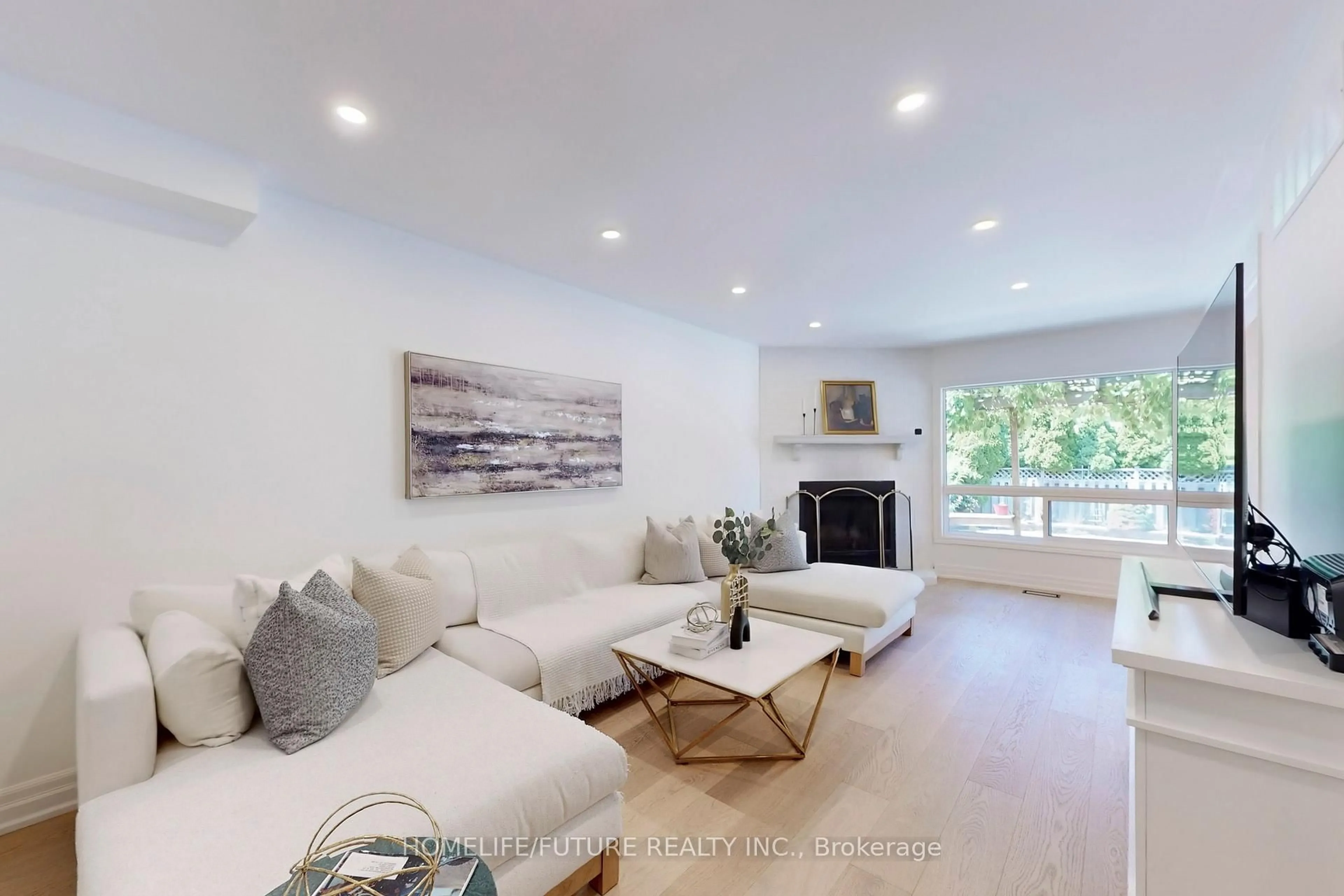 Living room with furniture, unknown for 3273 Huxley Dr, Mississauga Ontario L5L 4S3