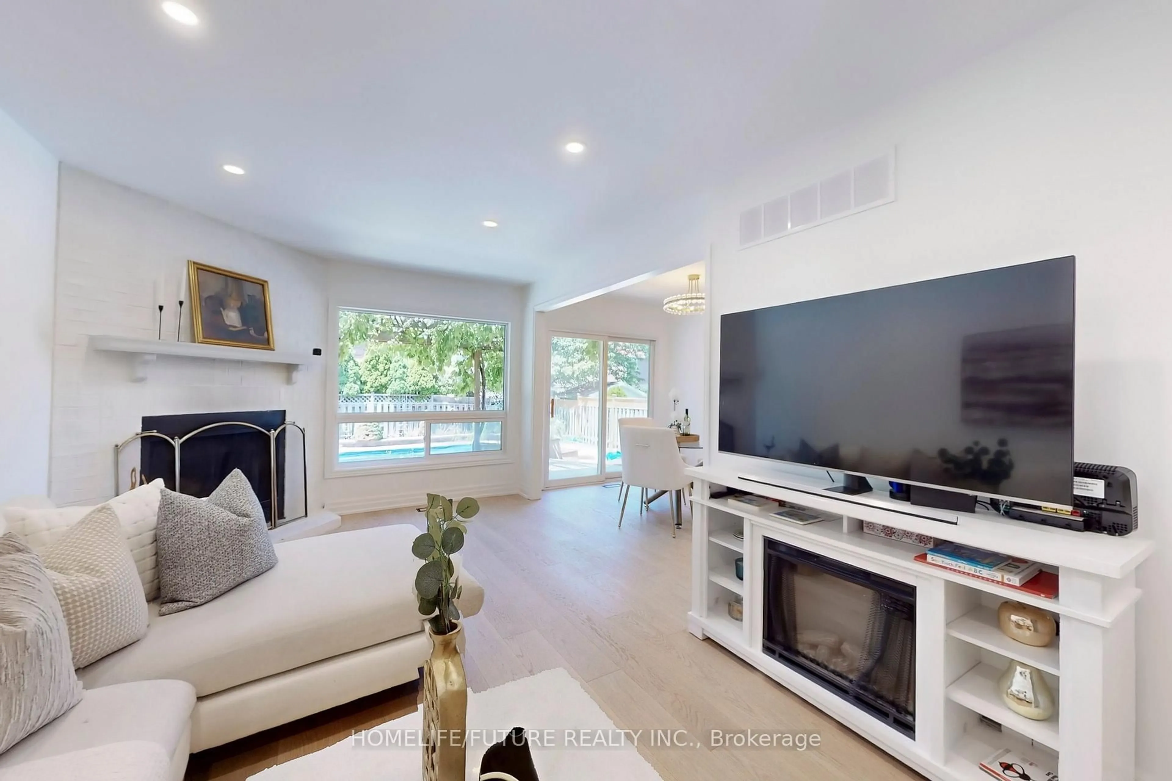 Living room with furniture, unknown for 3273 Huxley Dr, Mississauga Ontario L5L 4S3