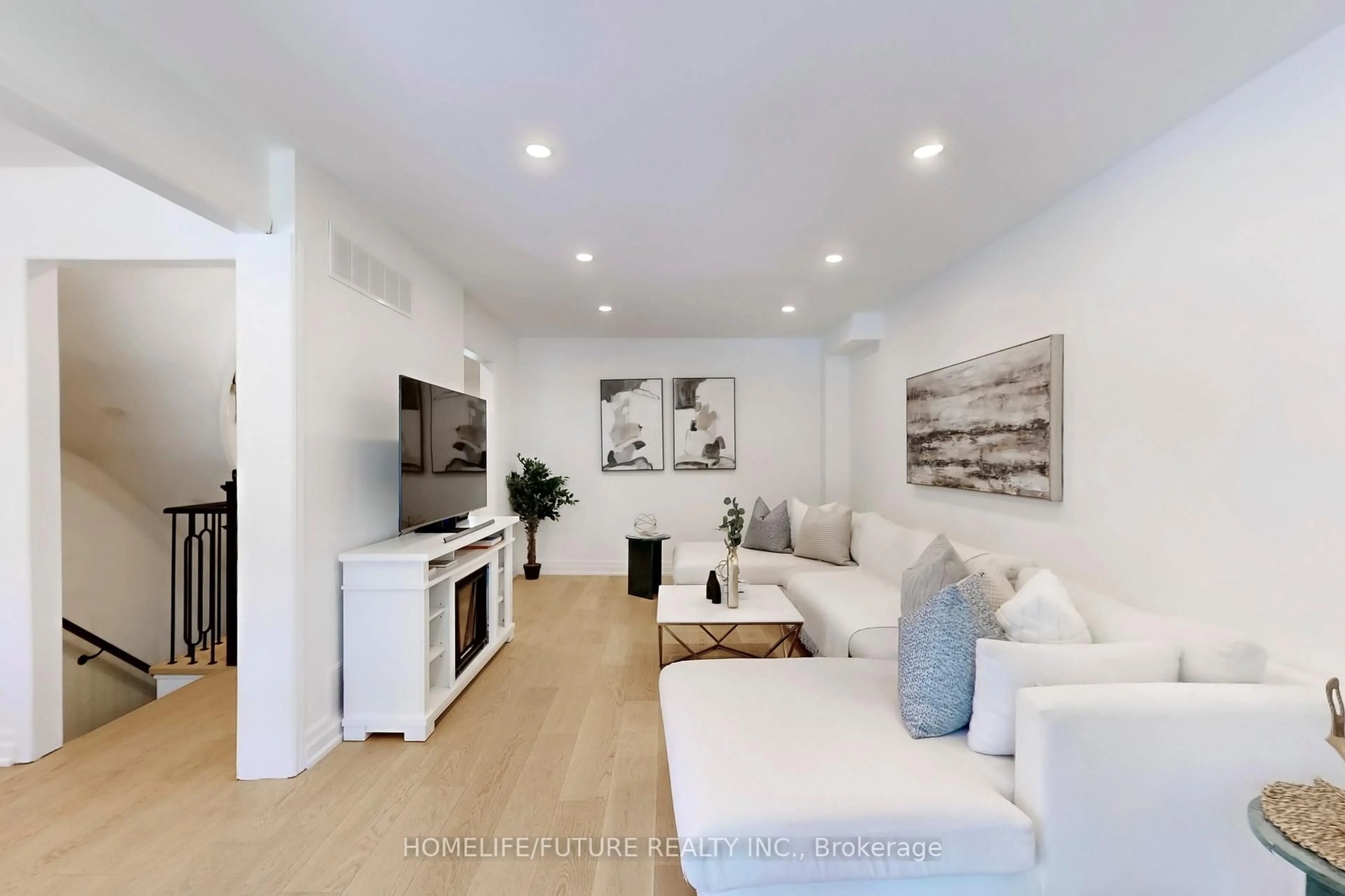 Living room with furniture, unknown for 3273 Huxley Dr, Mississauga Ontario L5L 4S3