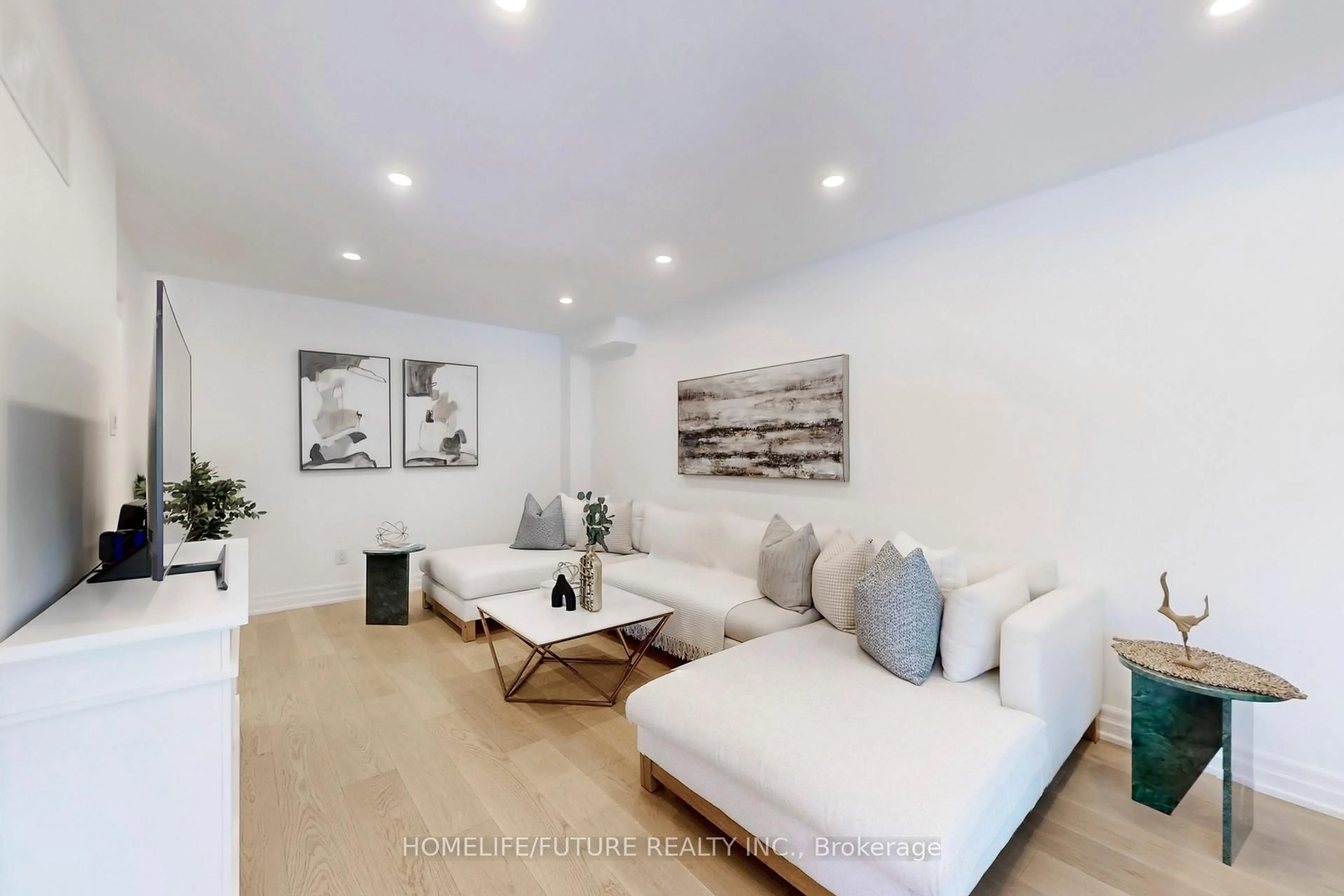 Living room with furniture, unknown for 3273 Huxley Dr, Mississauga Ontario L5L 4S3