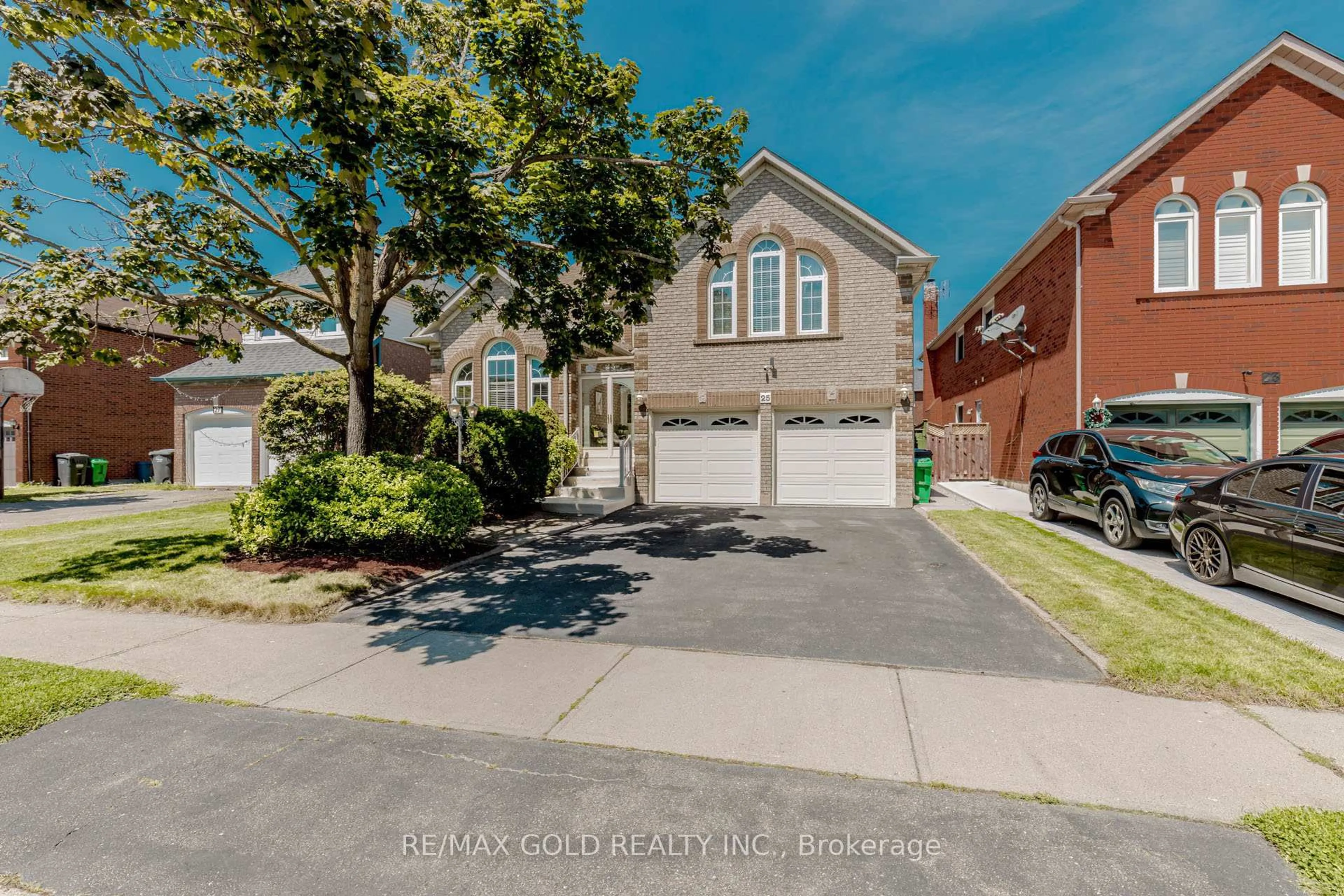 A pic from outside/outdoor area/front of a property/back of a property/a pic from drone, street for 25 Red Cedar Cres, Brampton Ontario L6R 1A8