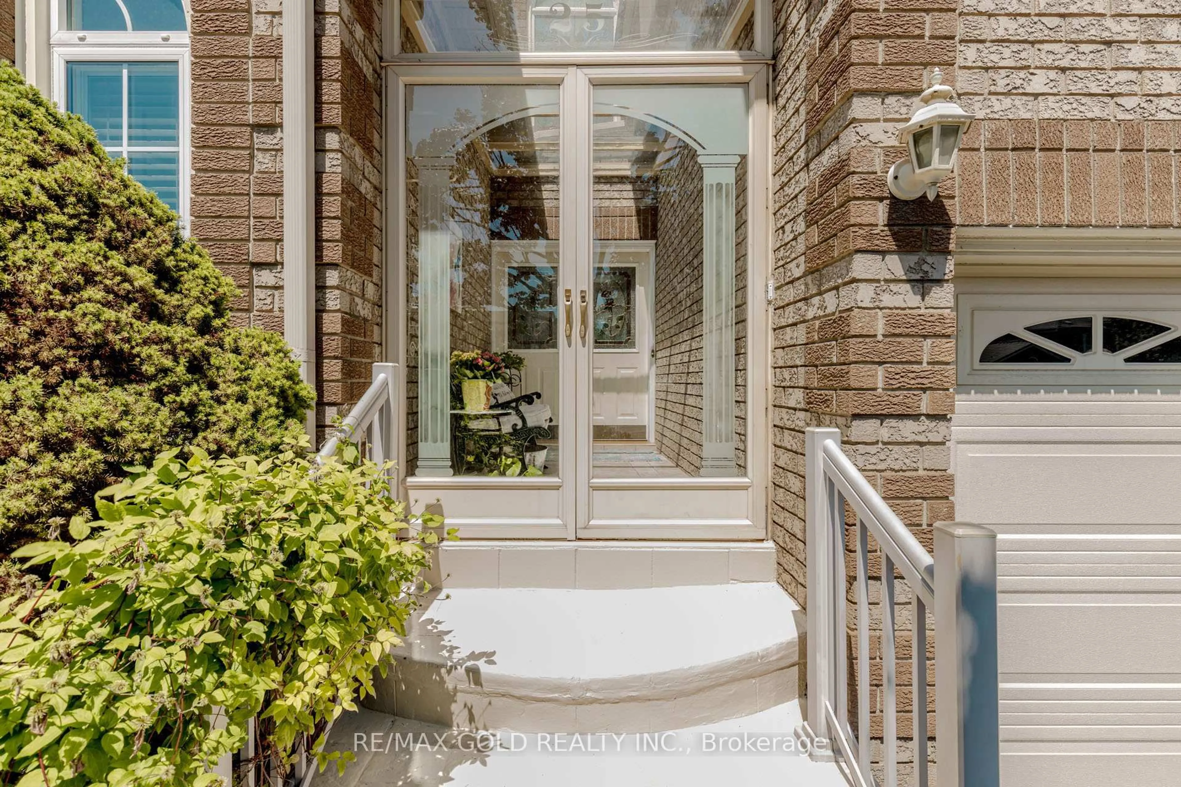 Indoor entryway for 25 Red Cedar Cres, Brampton Ontario L6R 1A8