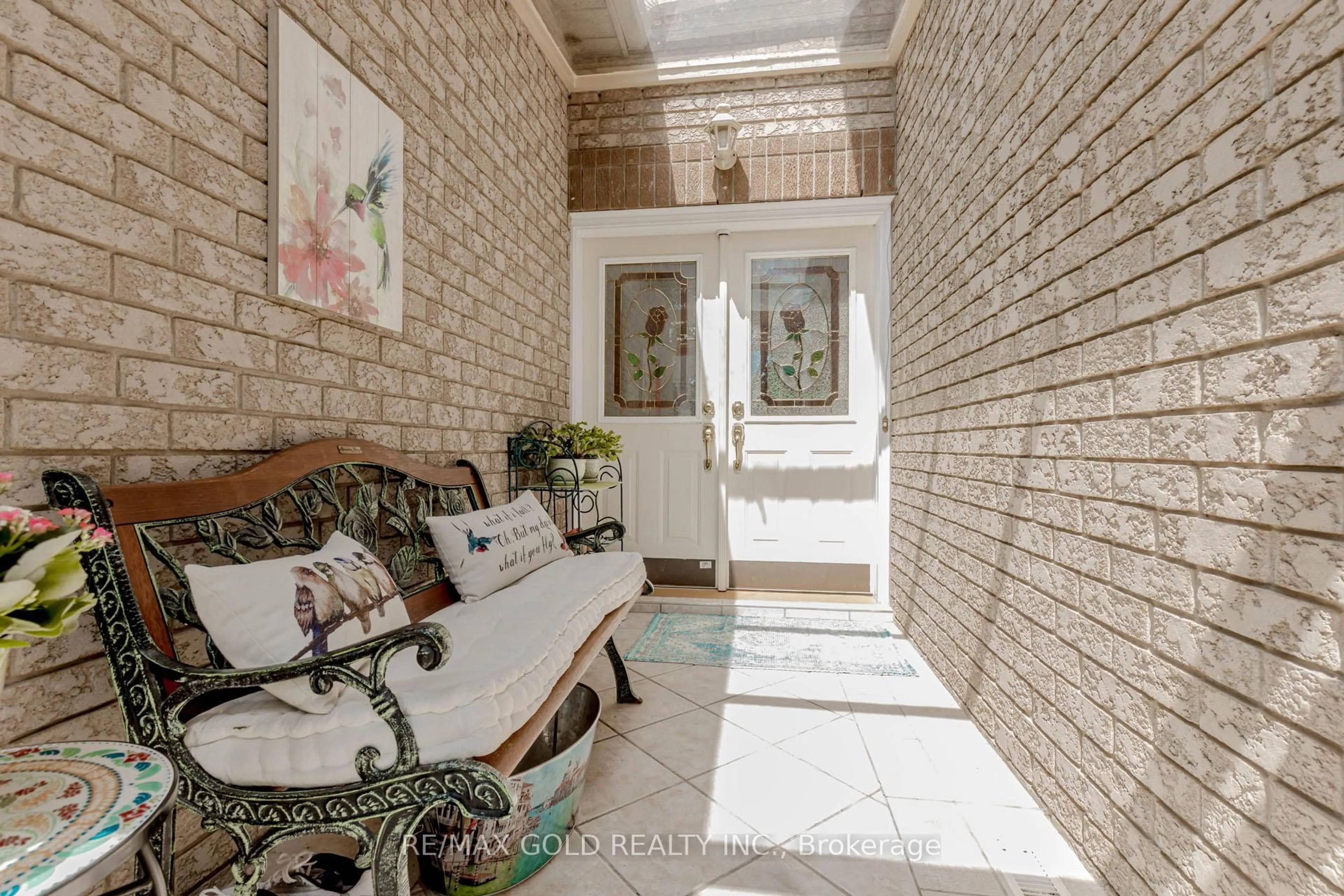 Indoor entryway for 25 Red Cedar Cres, Brampton Ontario L6R 1A8
