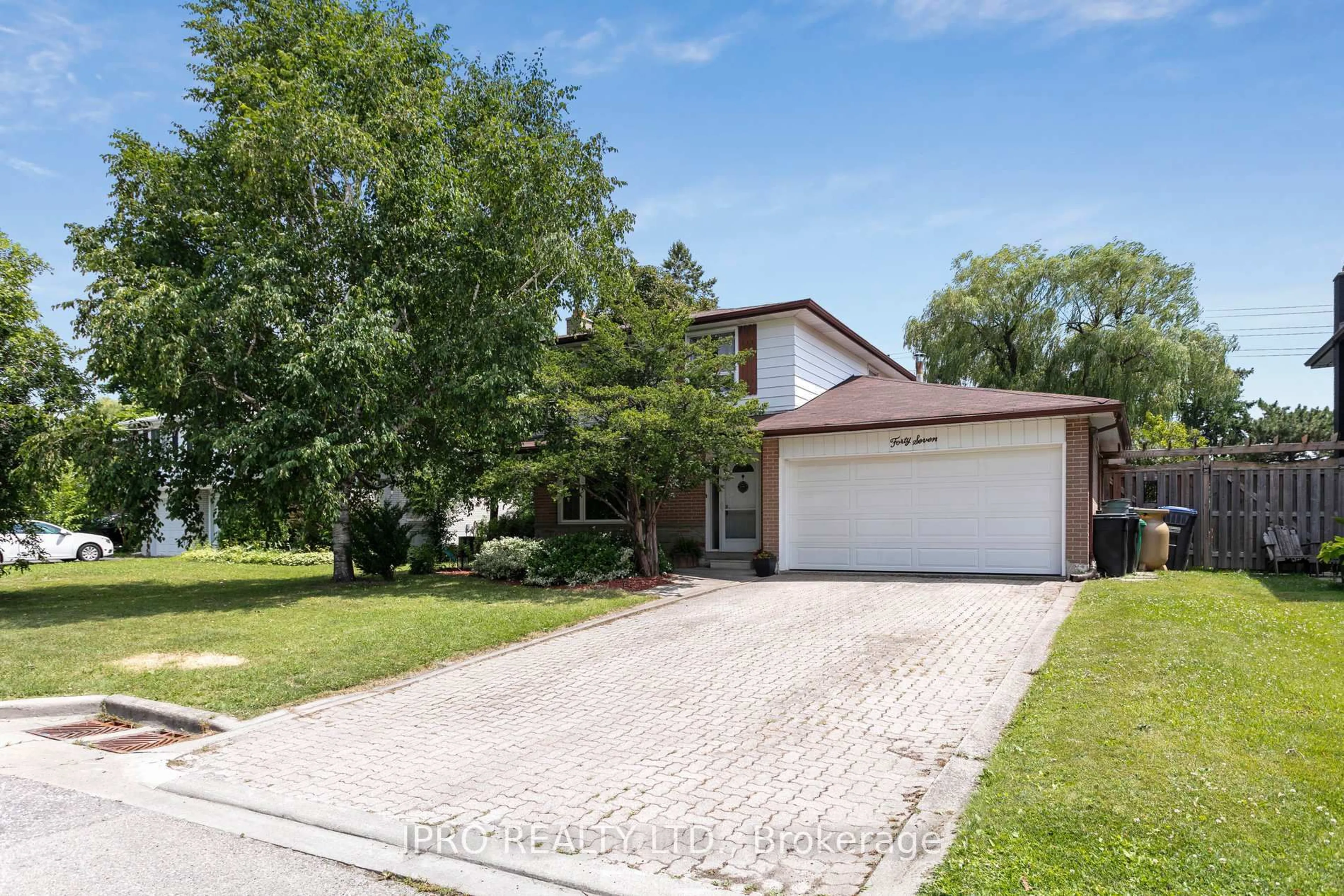 Home with brick exterior material, street for 47 Golf View Dr, Brampton Ontario L6W 1A4