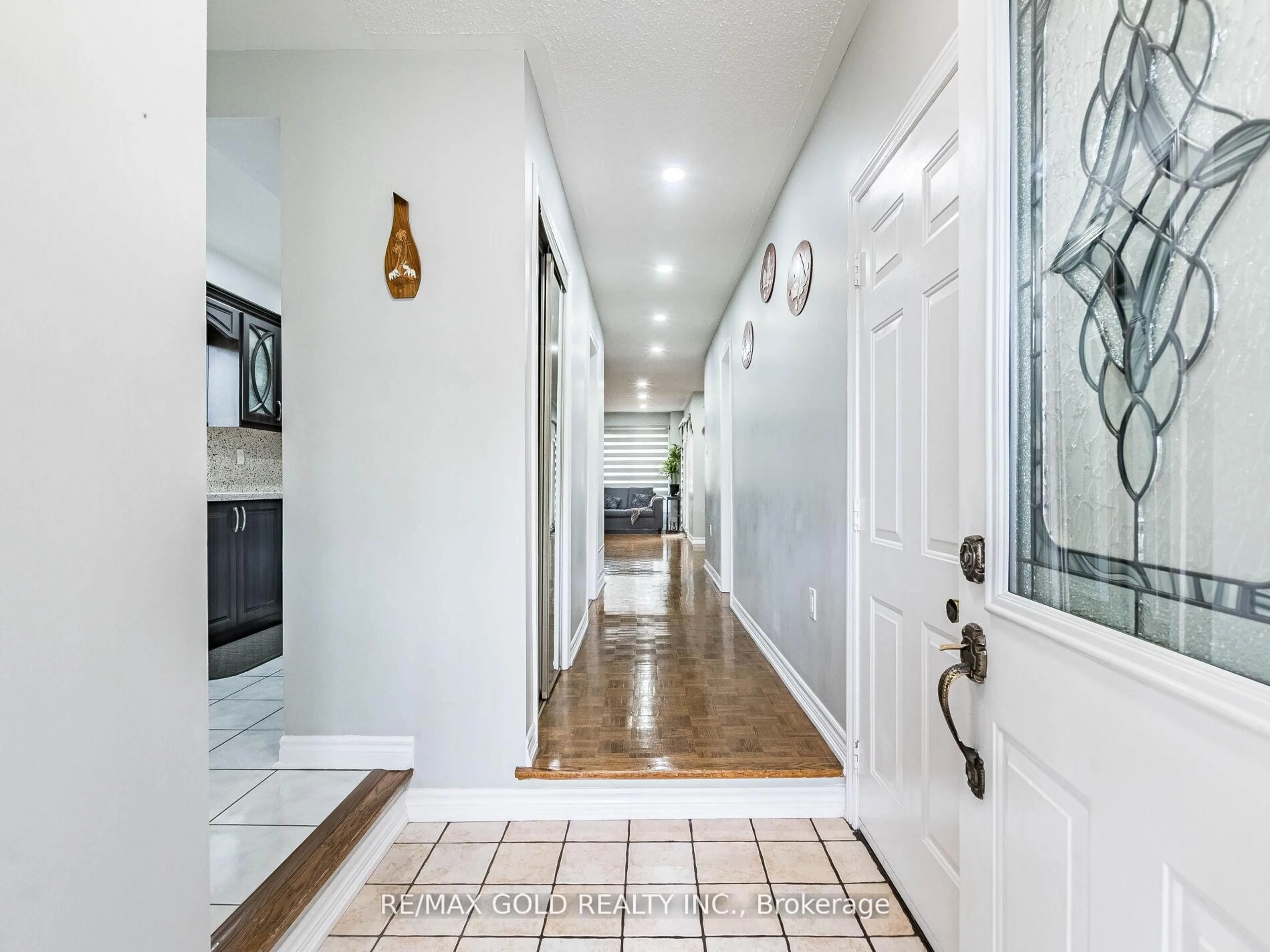 Indoor entryway for 14 Kentucky Dr, Brampton Ontario L6Y 4G2
