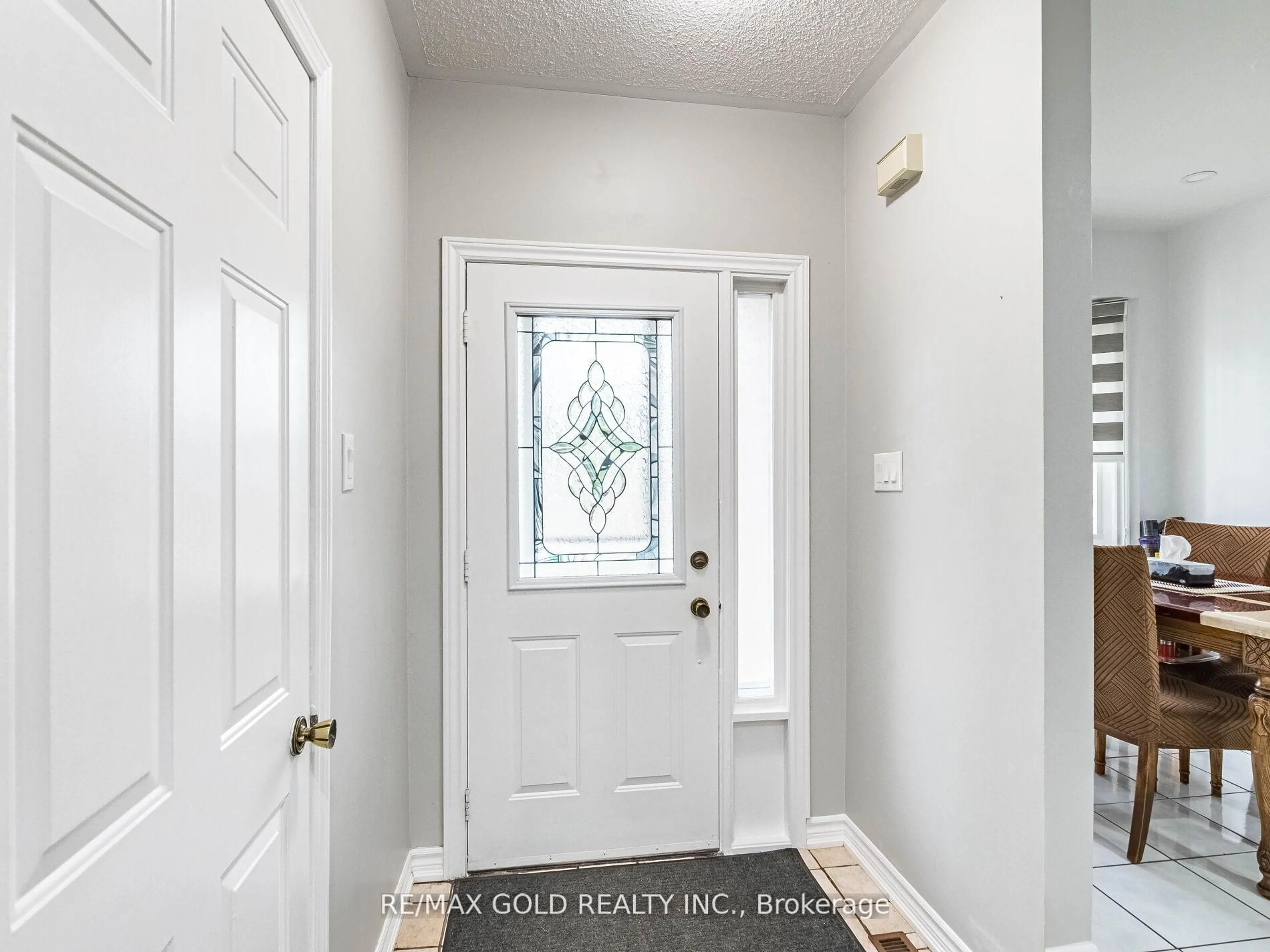 Indoor entryway for 14 Kentucky Dr, Brampton Ontario L6Y 4G2