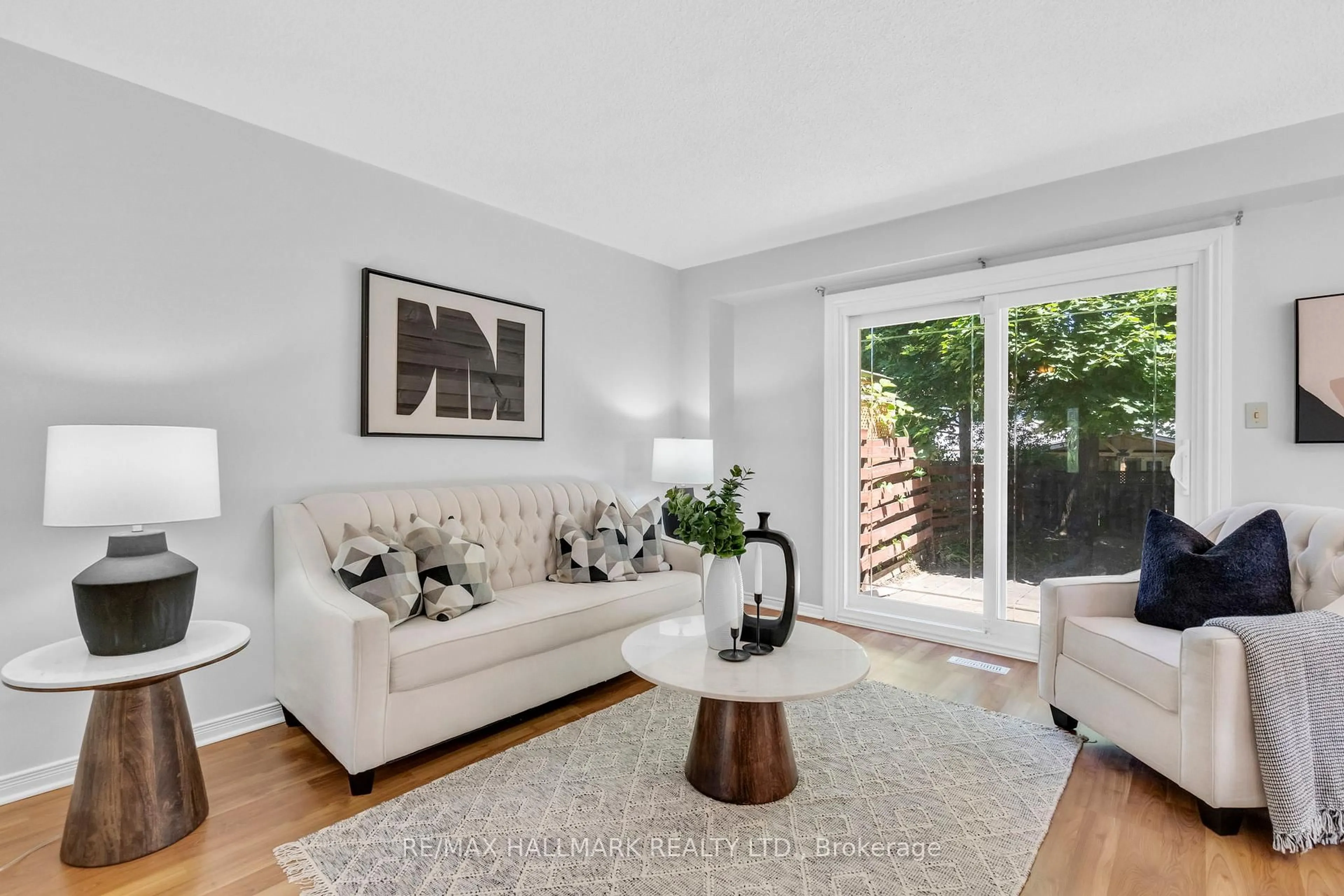 Living room with furniture, unknown for 3458 Martins Pine Cres, Mississauga Ontario L5L 1G4