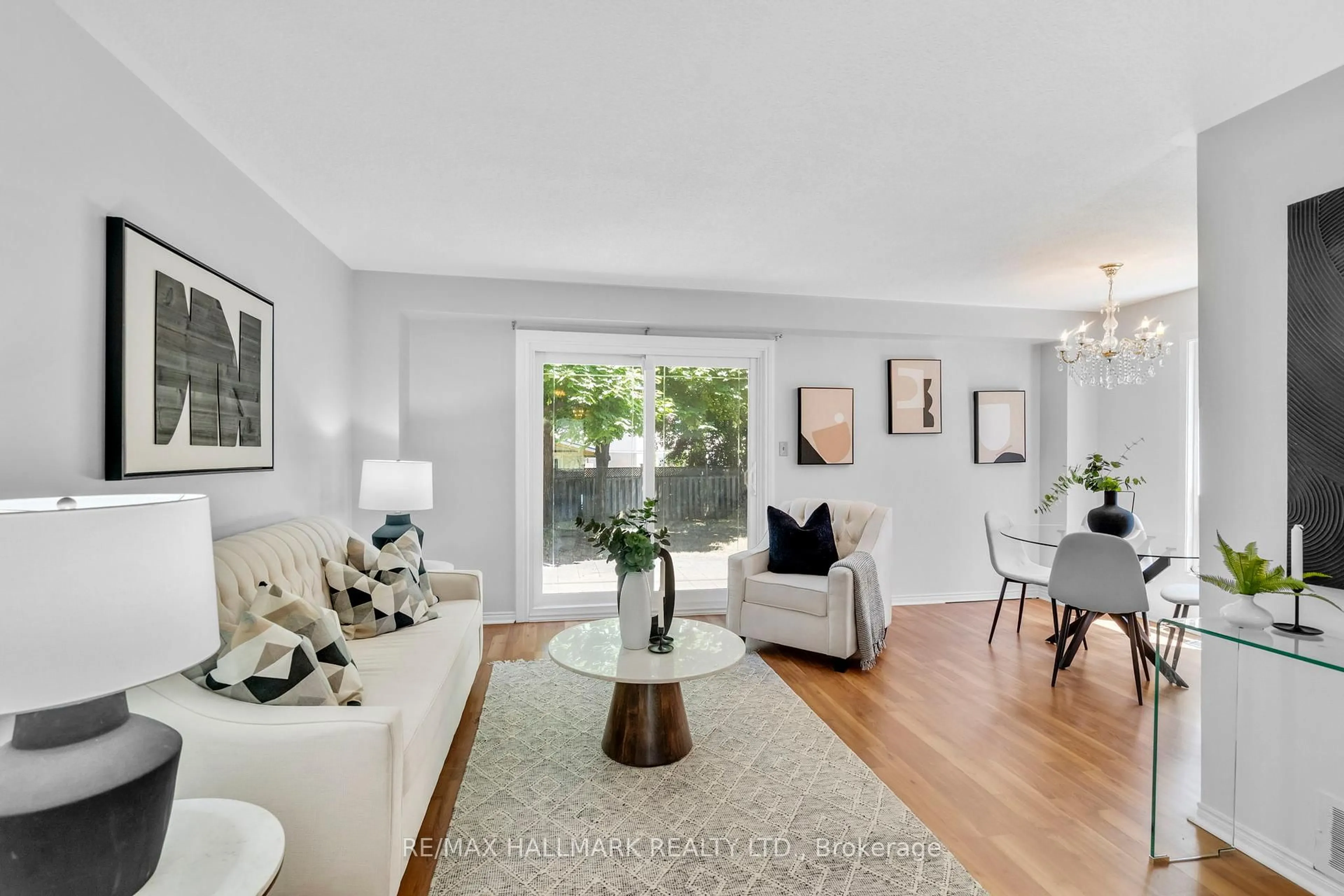 Living room with furniture, unknown for 3458 Martins Pine Cres, Mississauga Ontario L5L 1G4