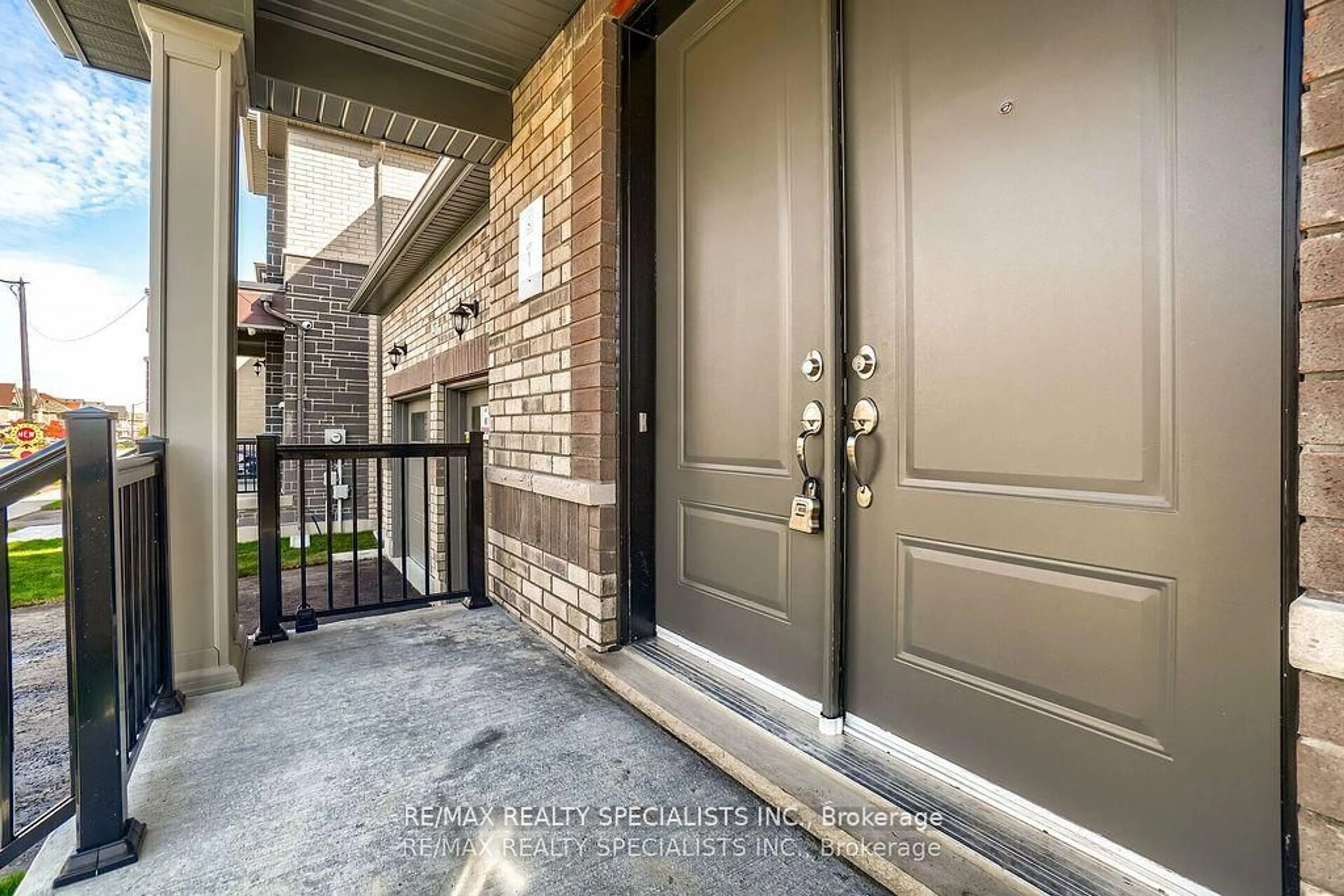 Indoor entryway for 27 Valleyway Dr, Brampton Ontario L6X 0E4
