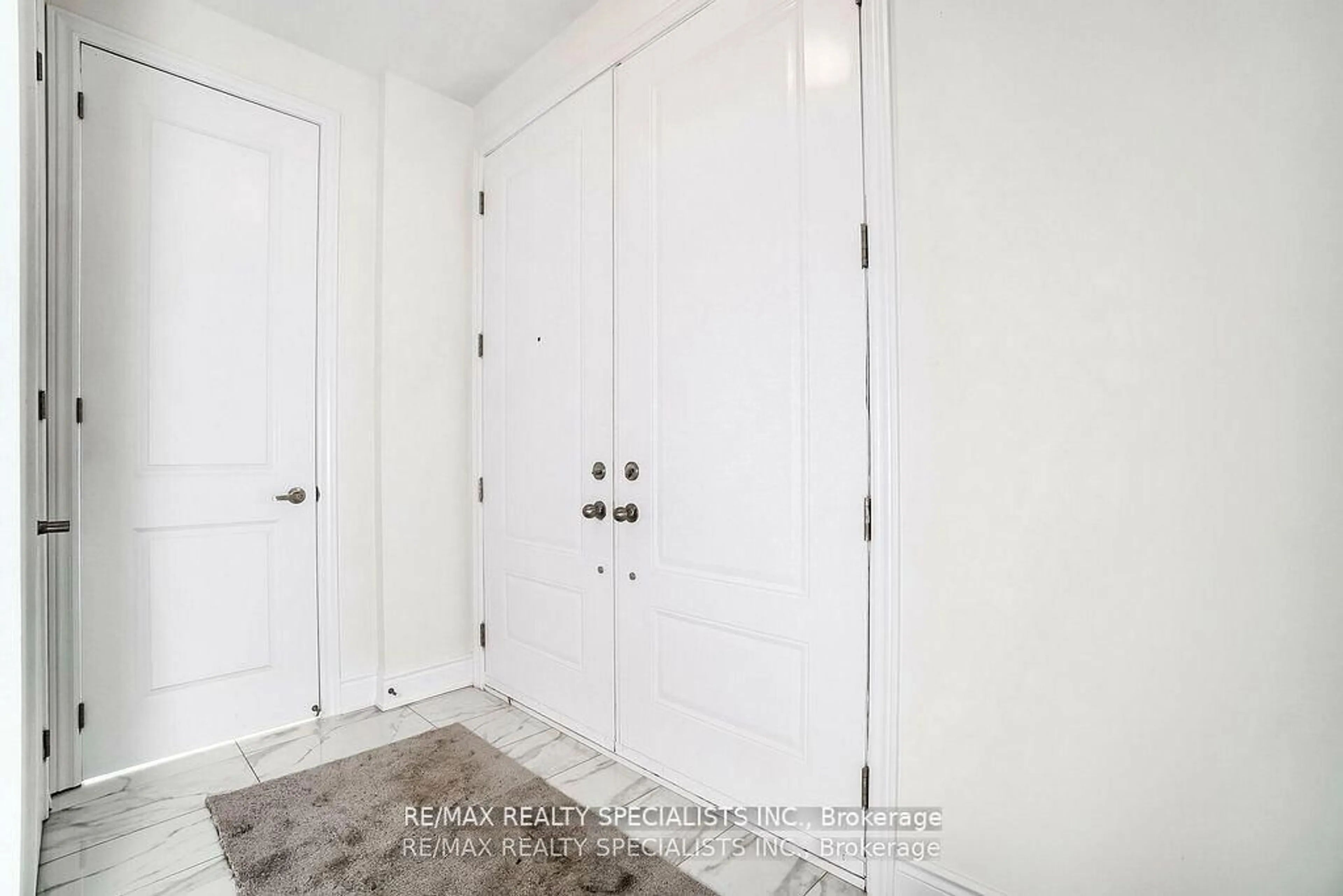 Indoor entryway for 27 Valleyway Dr, Brampton Ontario L6X 0E4