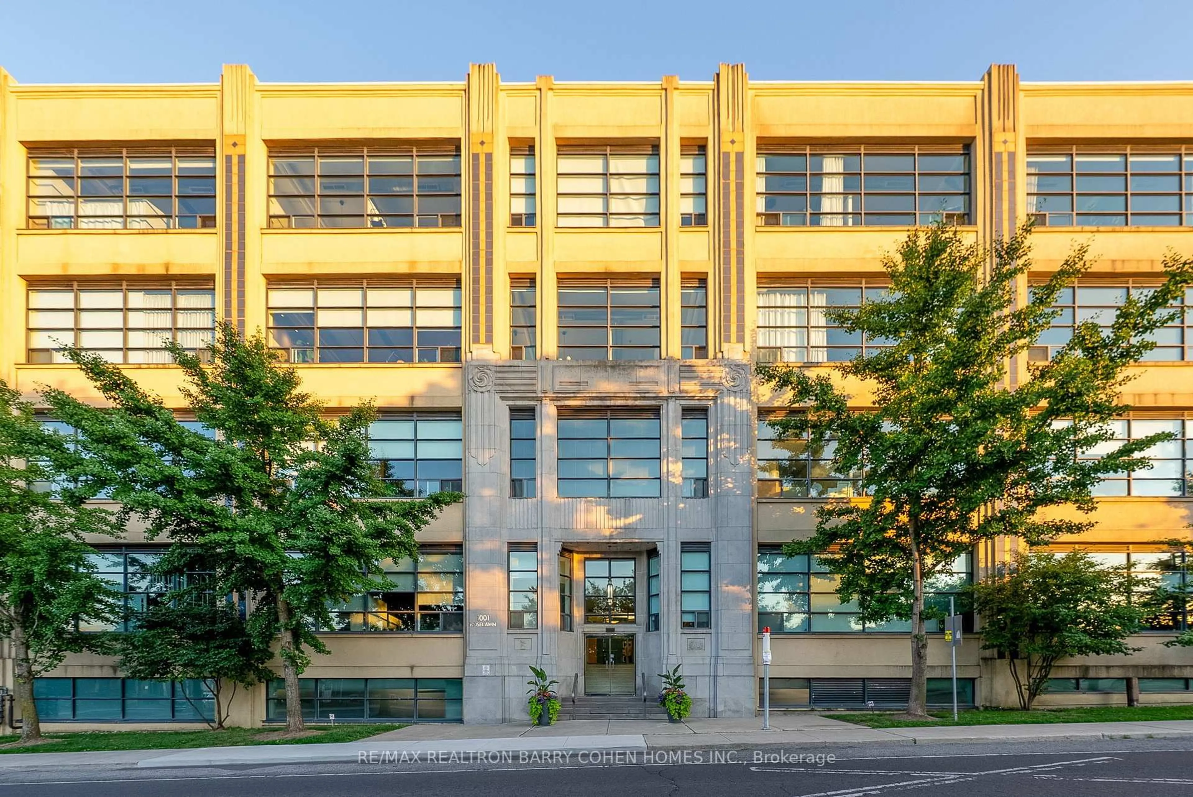 Indoor foyer for 1001 Roselawn Ave #116, Toronto Ontario M6B 4M4