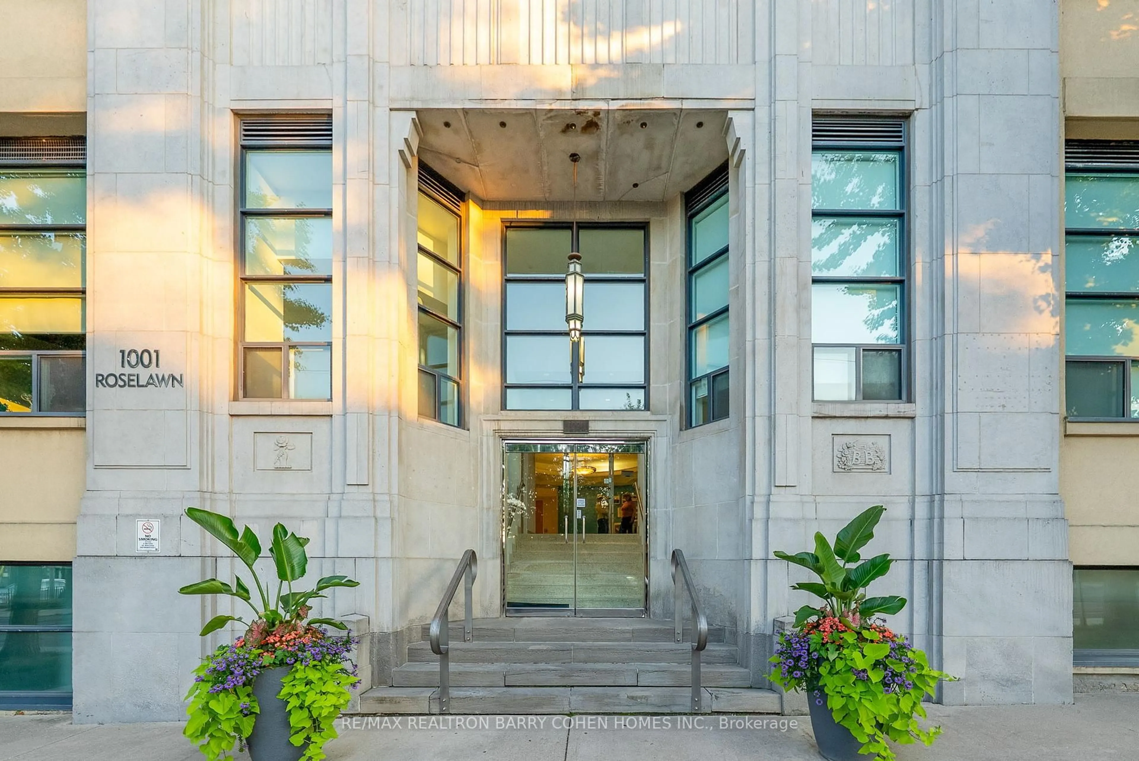 Indoor foyer for 1001 Roselawn Ave #116, Toronto Ontario M6B 4M4