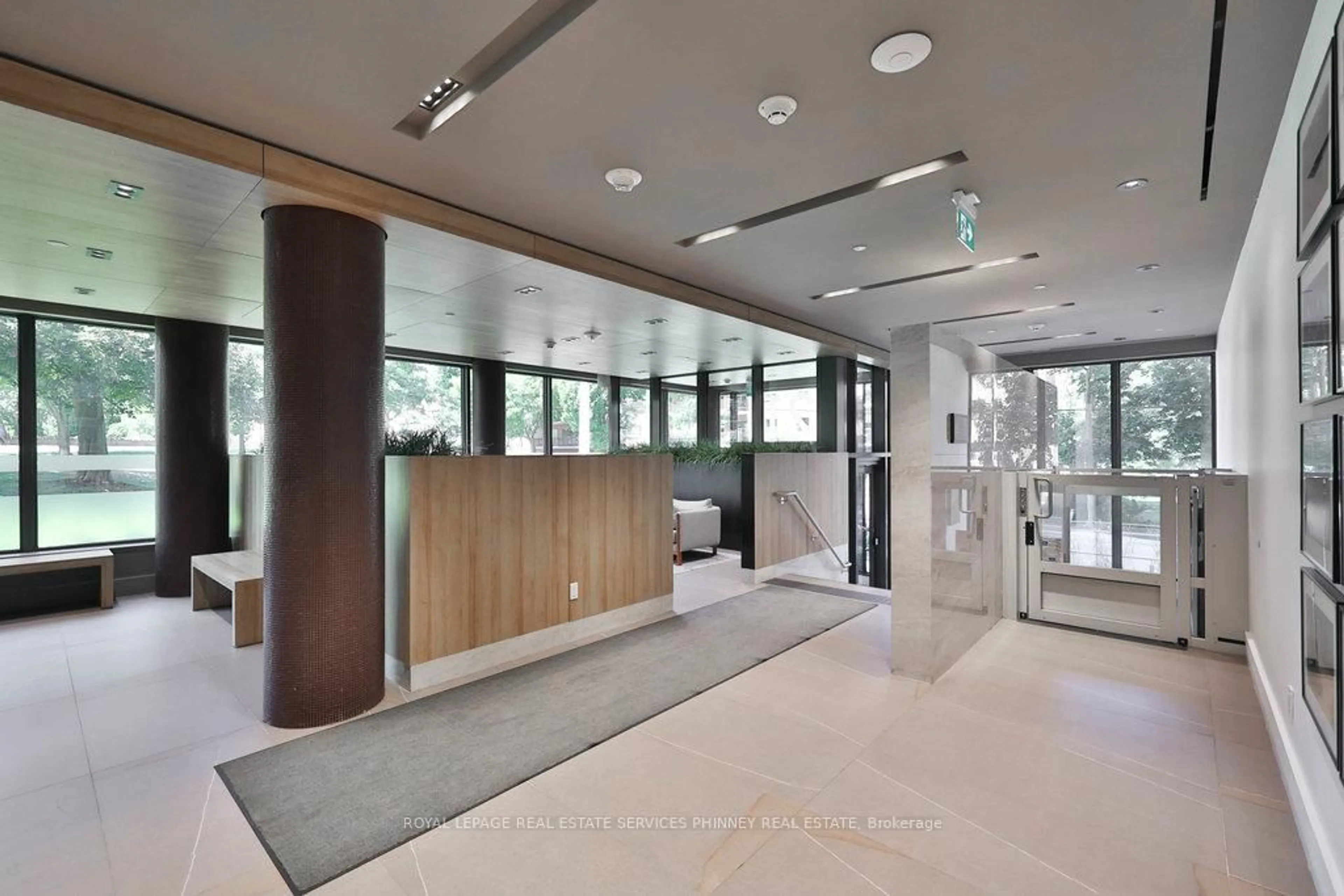 Indoor foyer for 21 Park St #1011, Mississauga Ontario L5G 1L7