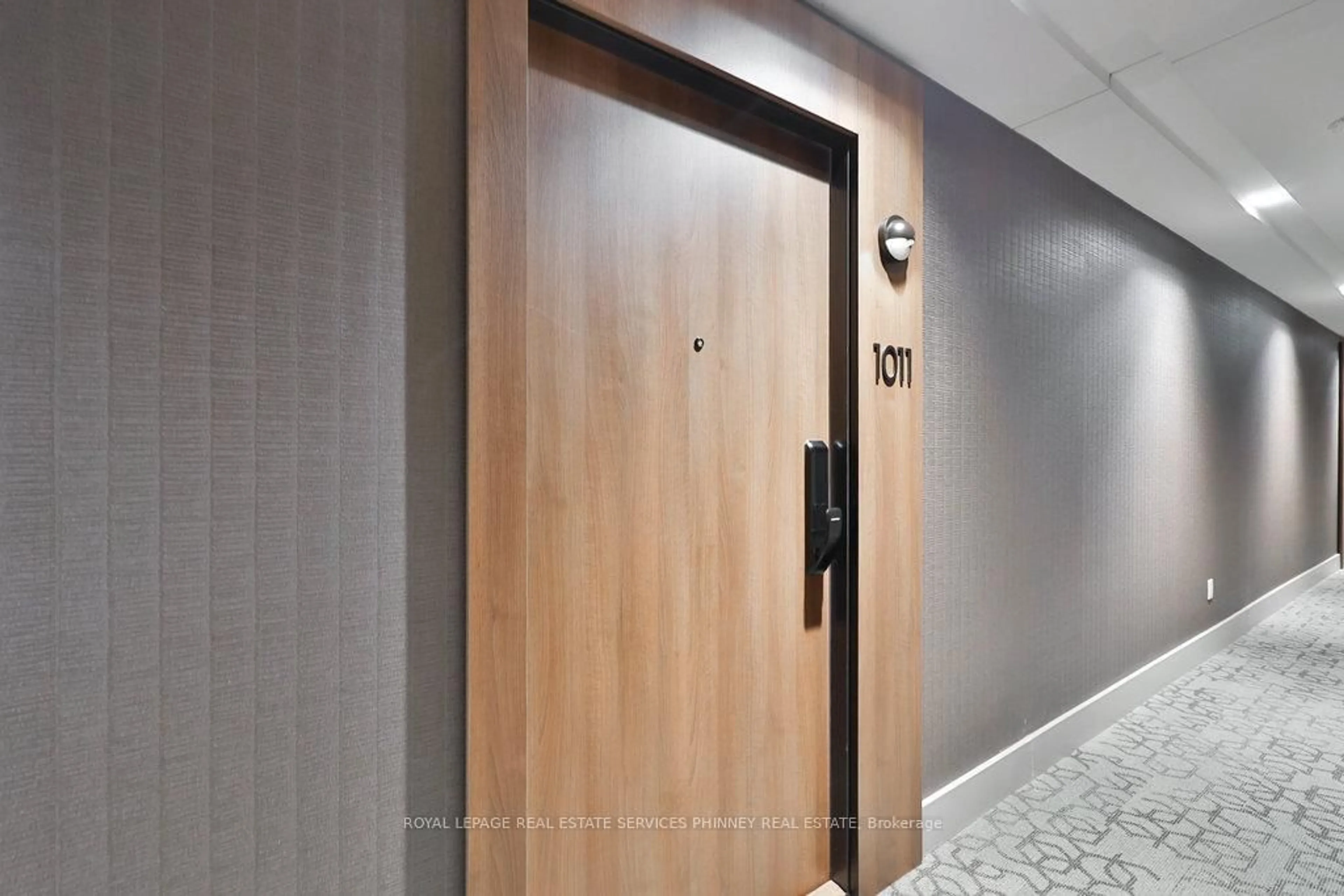 Indoor foyer for 21 Park St #1011, Mississauga Ontario L5G 1L7