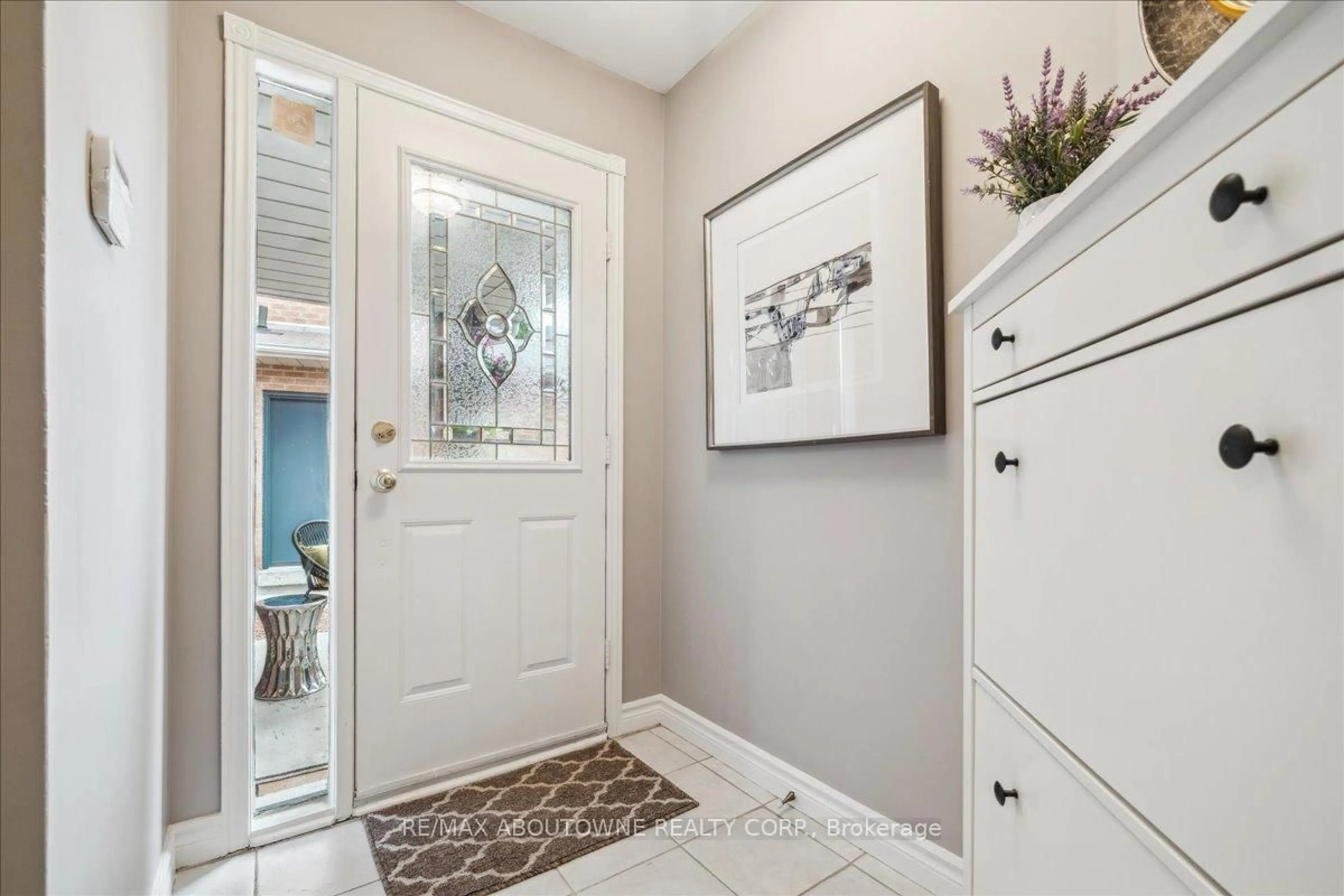 Indoor entryway for 3350 Columbine Cres, Mississauga Ontario L5N 6A8