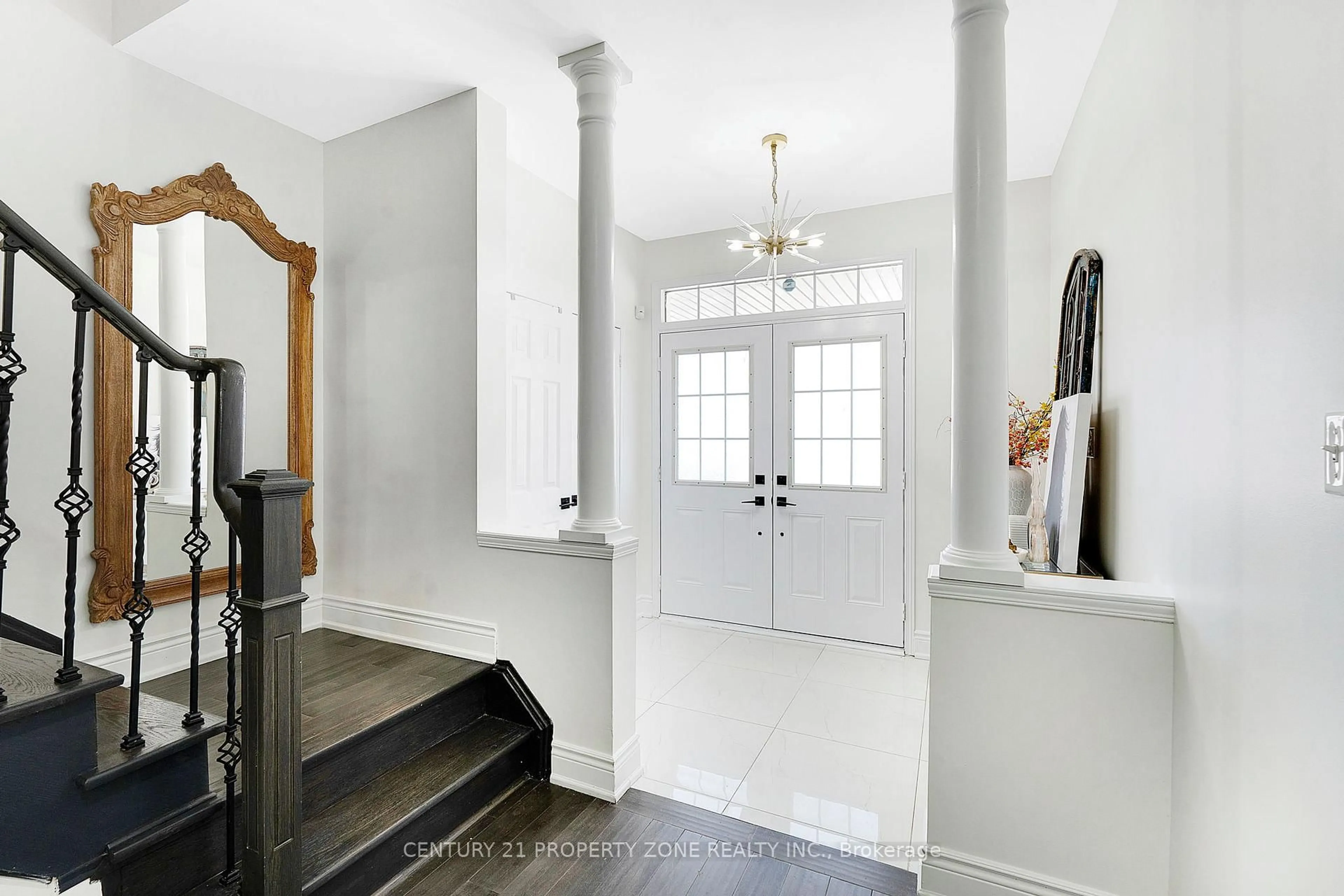 Indoor entryway for 12 Ledgerock Rd, Brampton Ontario L6P 2L7