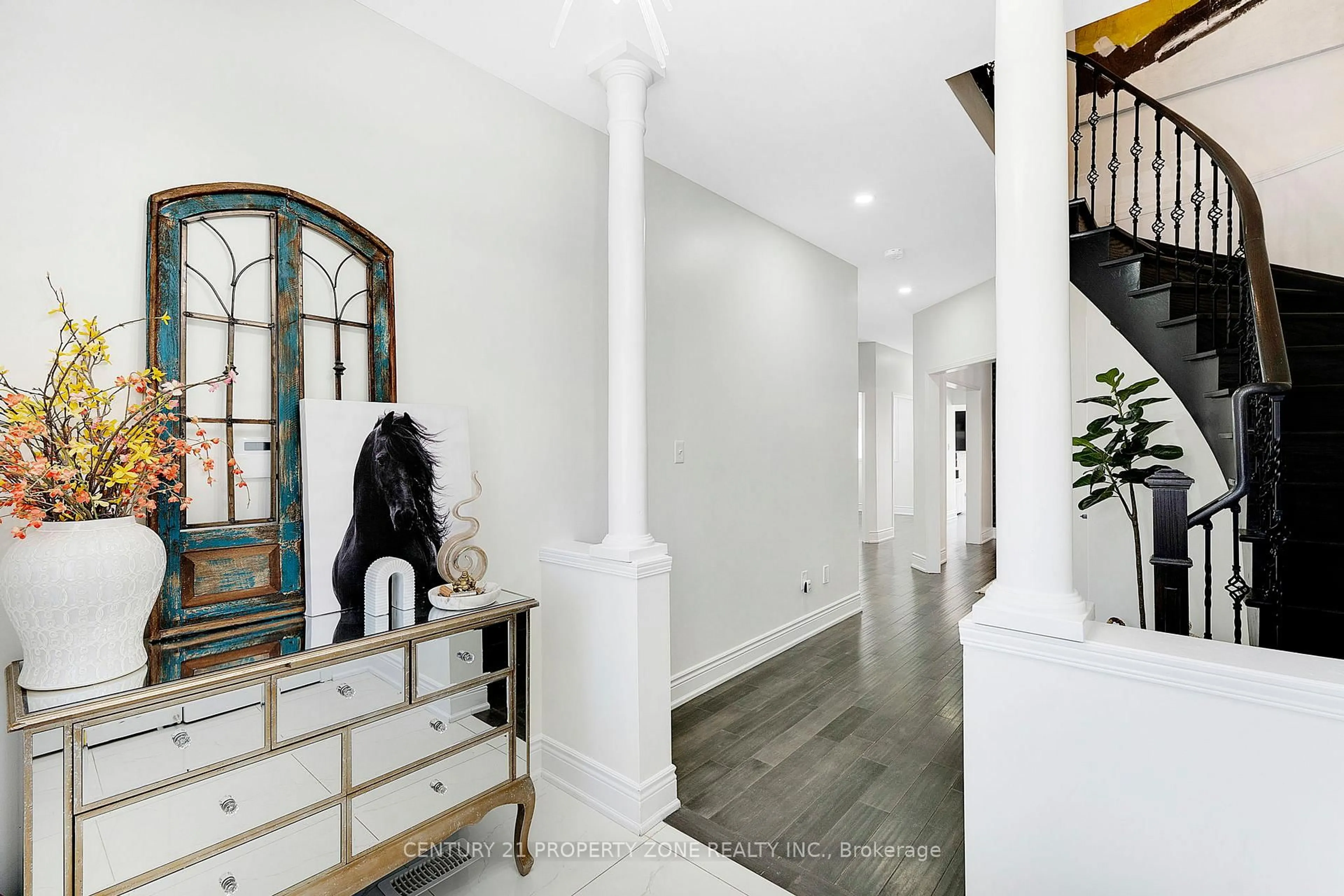 Indoor entryway for 12 Ledgerock Rd, Brampton Ontario L6P 2L7