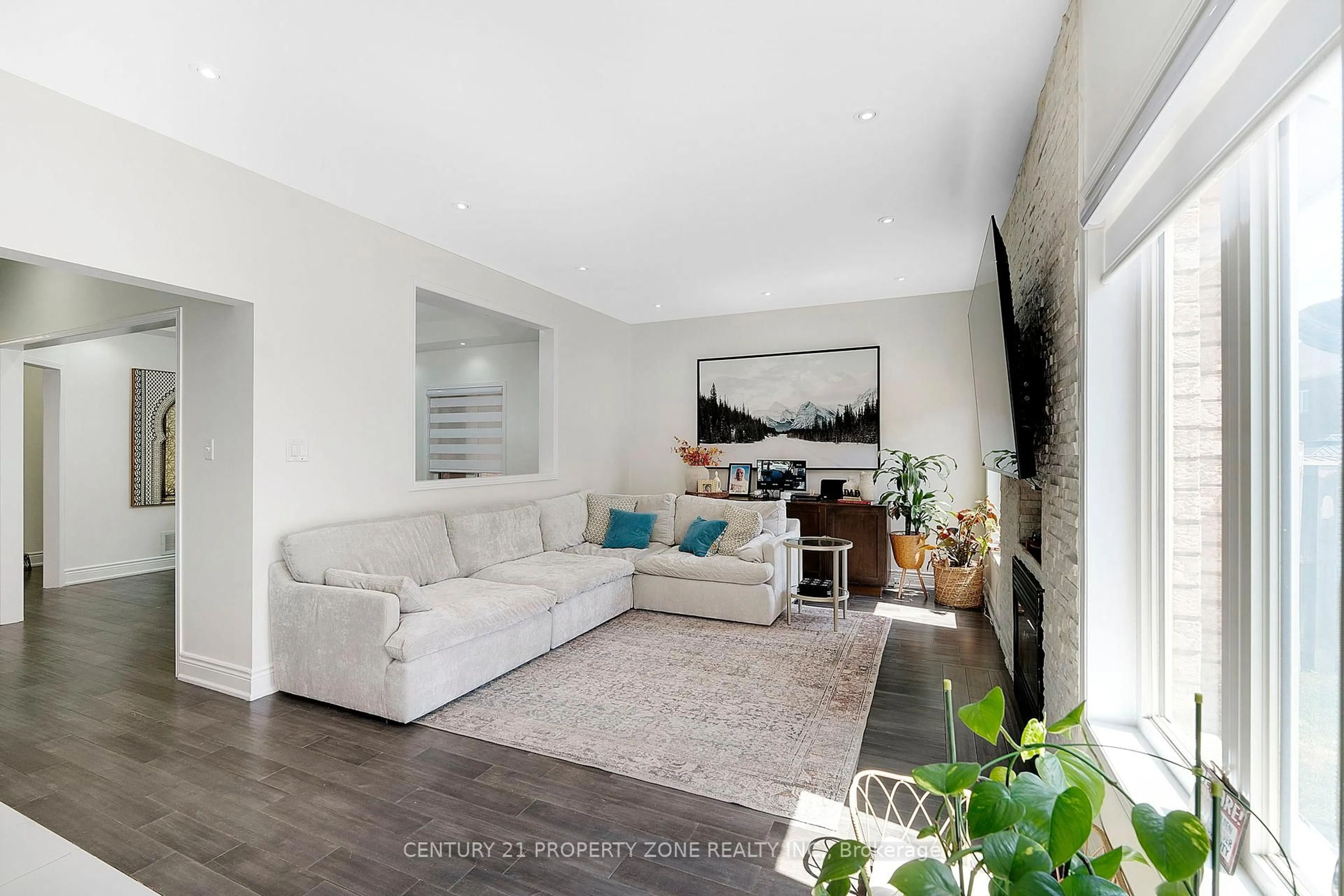 Living room with furniture, unknown for 12 Ledgerock Rd, Brampton Ontario L6P 2L7