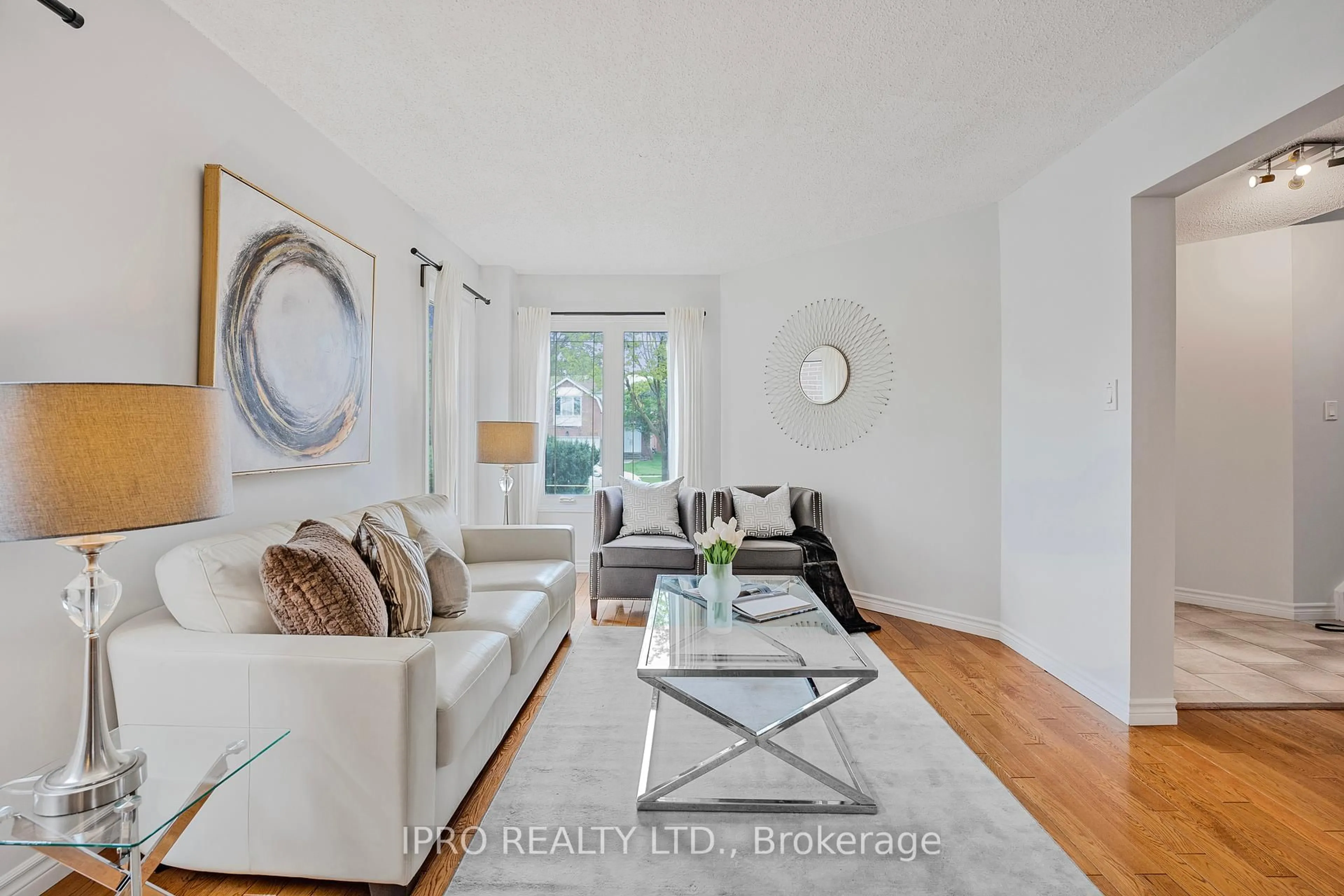 Living room with furniture, unknown for 6811 Edenwood Dr, Mississauga Ontario L5N 3X9