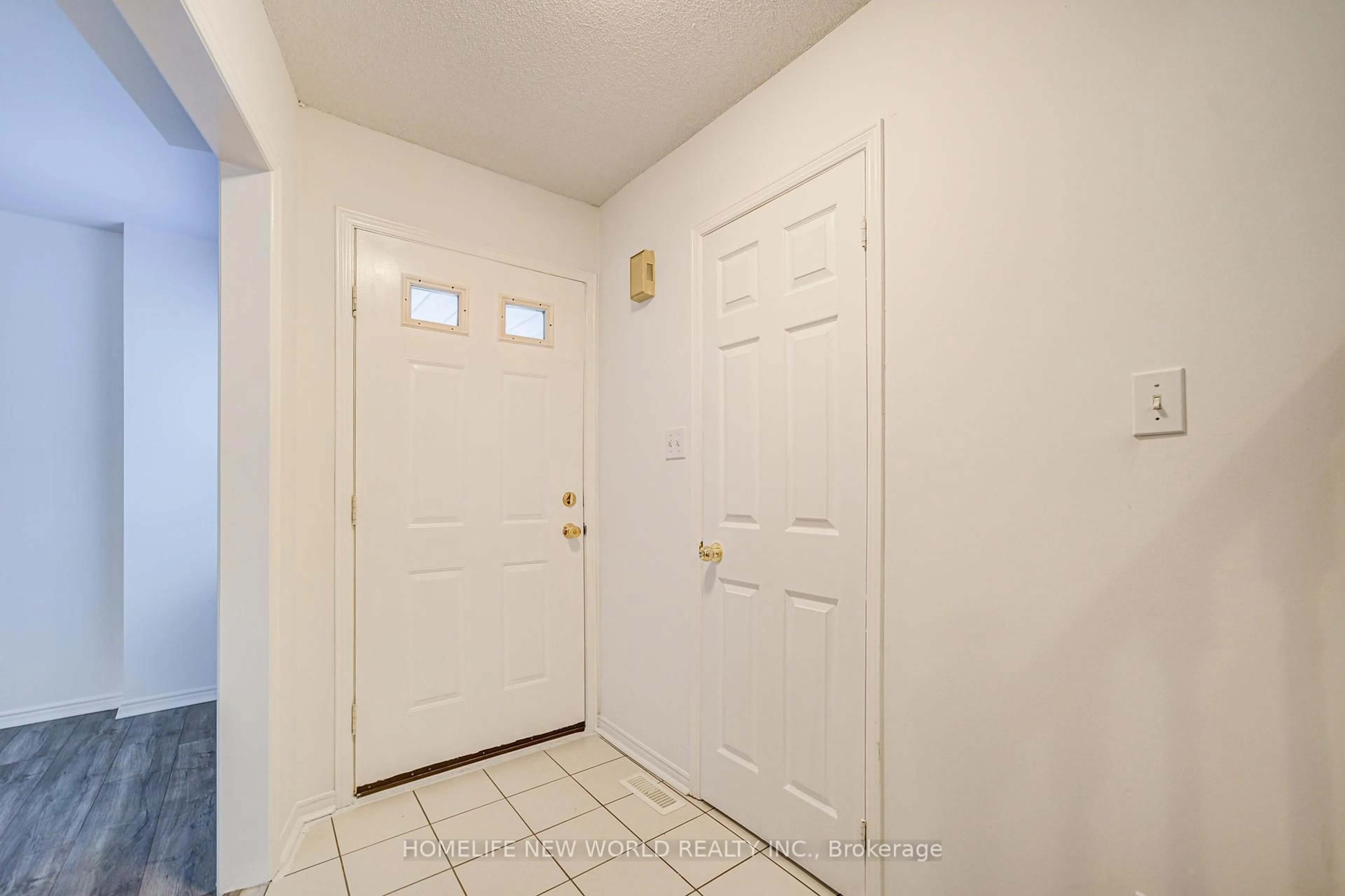 Indoor entryway for 3296 Pilcom Cres, Mississauga Ontario L5B 3X4