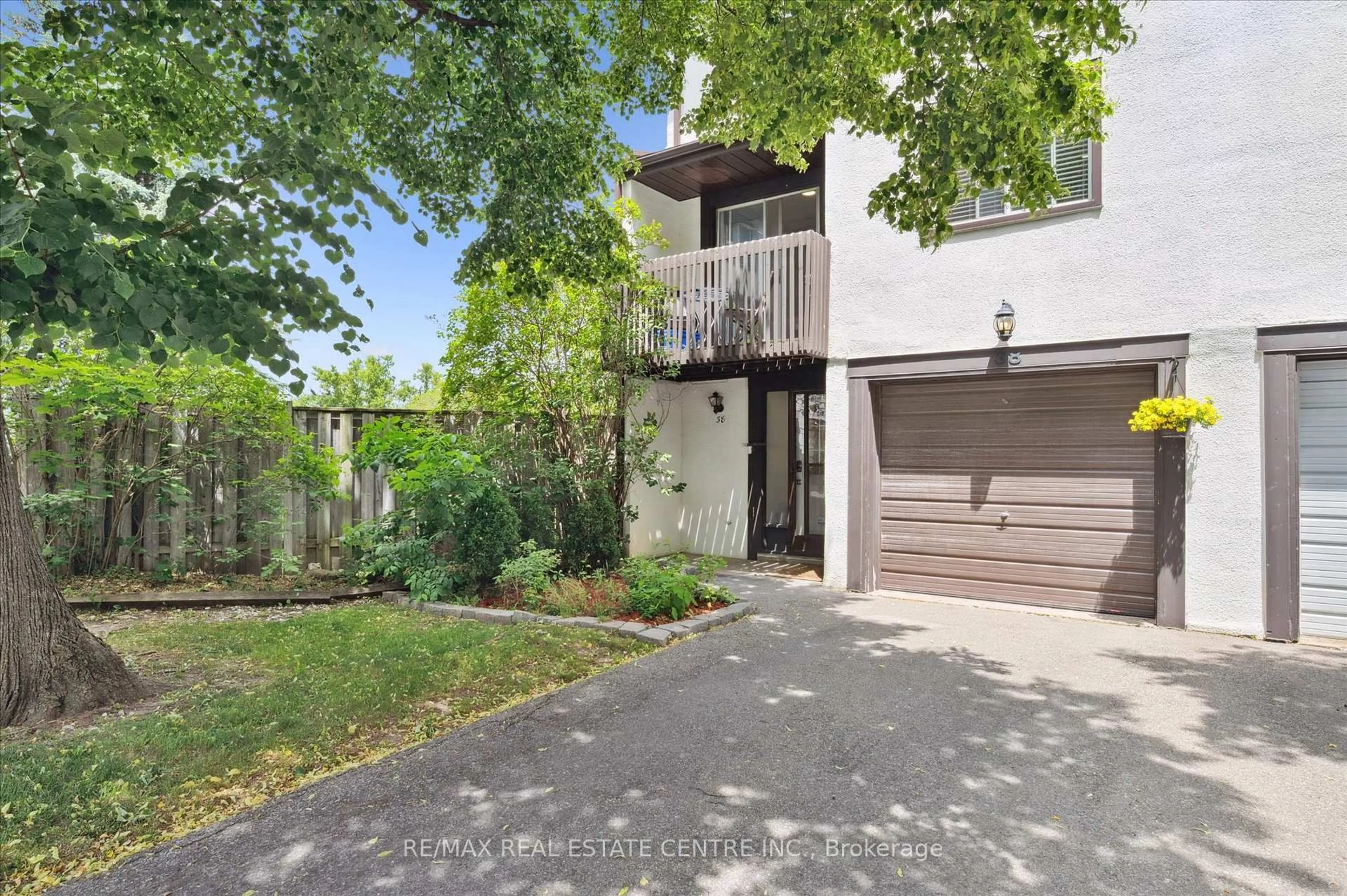 A pic from outside/outdoor area/front of a property/back of a property/a pic from drone, street for 2651 Aquitaine Ave #38, Mississauga Ontario L5N 1V5