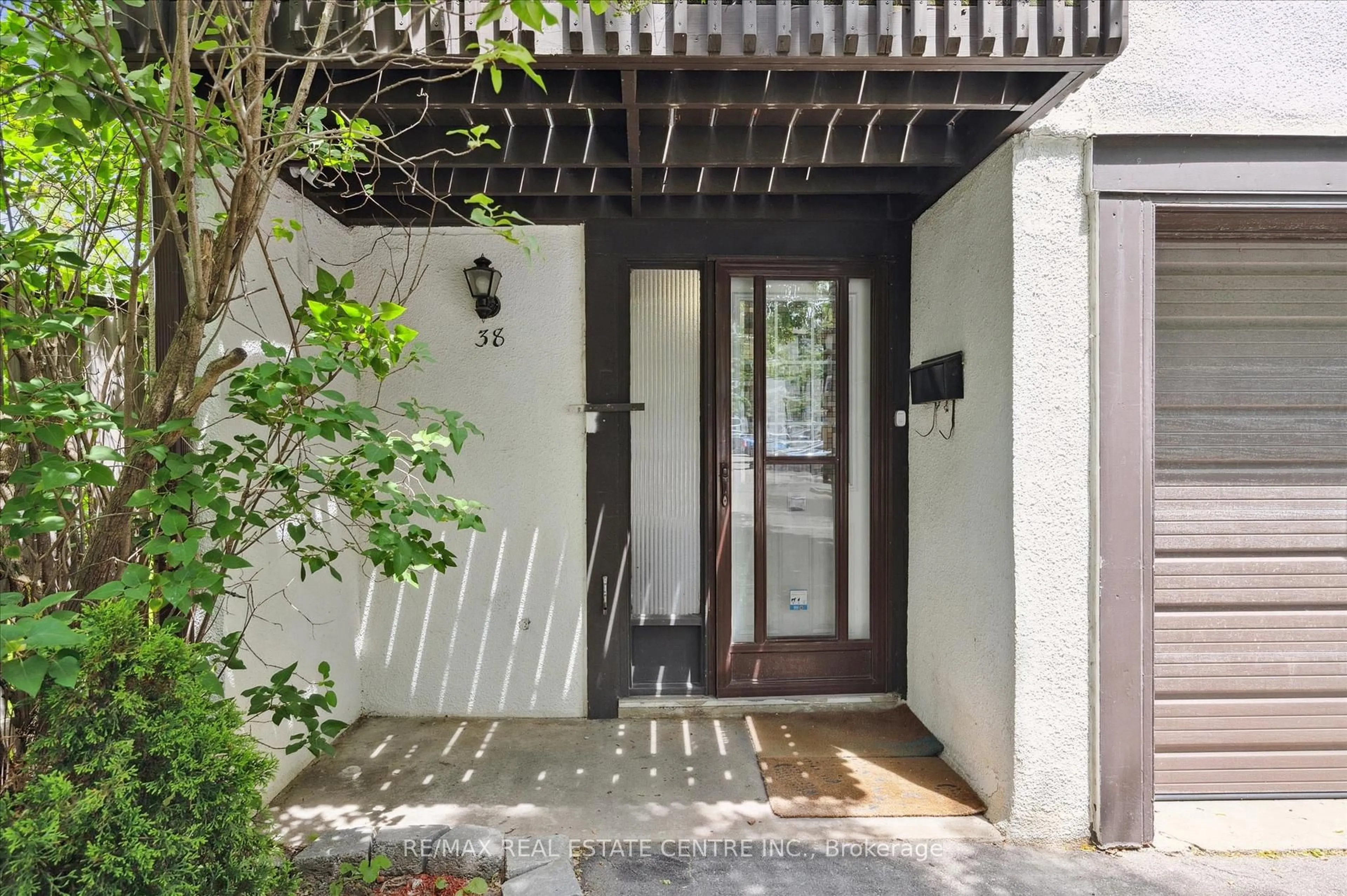 Indoor foyer for 2651 Aquitaine Ave #38, Mississauga Ontario L5N 1V5