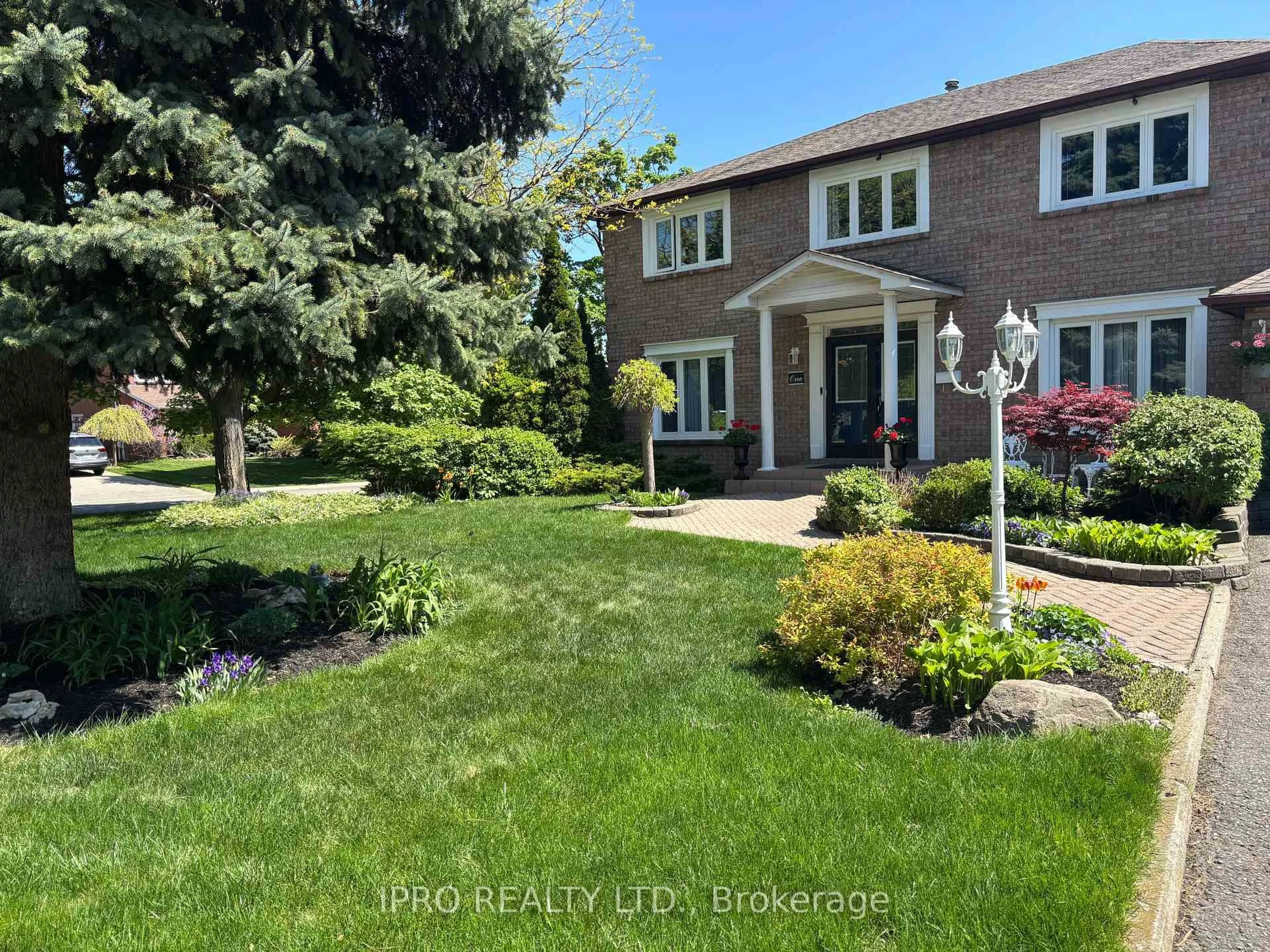 A pic from outside/outdoor area/front of a property/back of a property/a pic from drone, street for 1 Lindhurst St, Brampton Ontario L6S 4C1