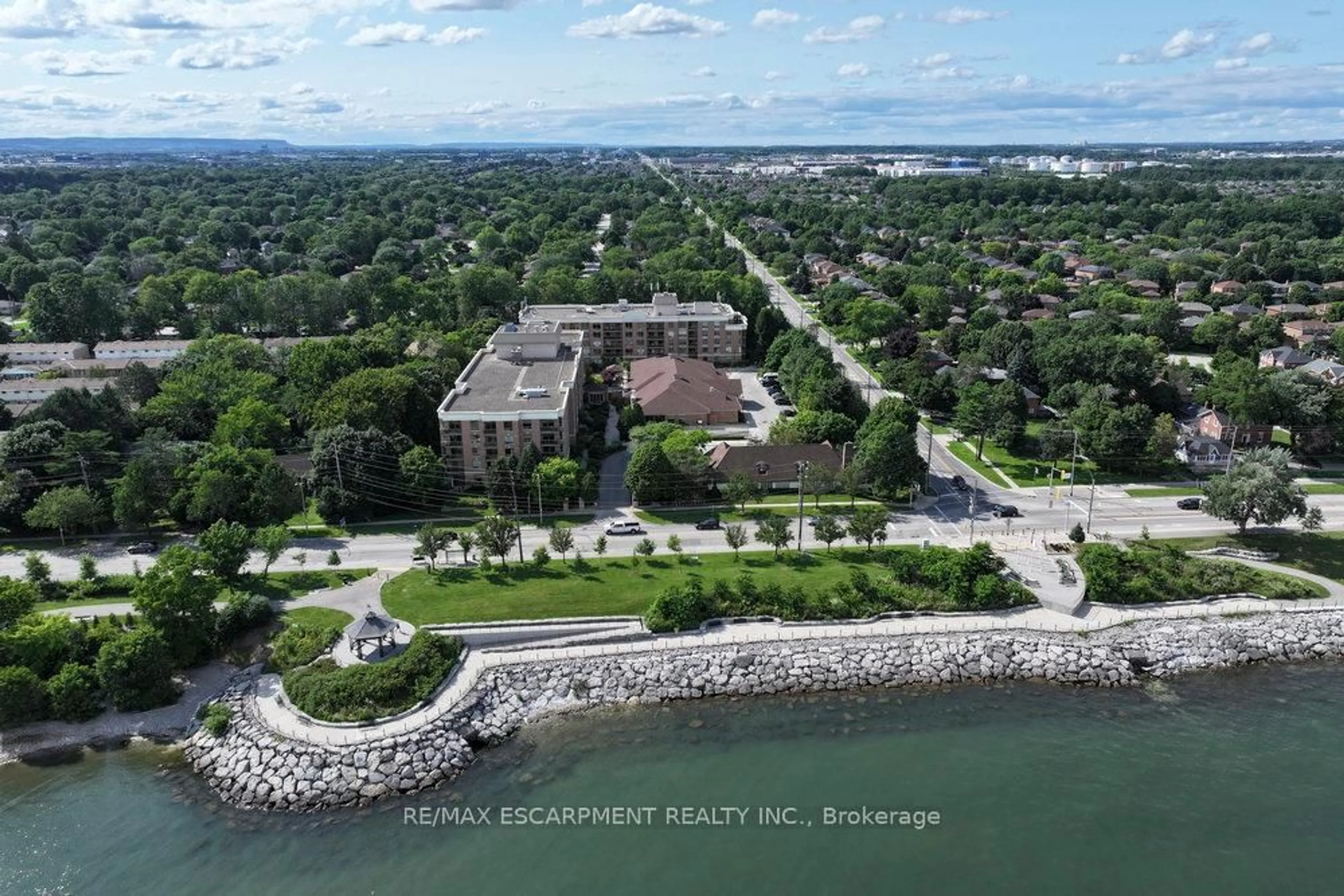 A pic from outside/outdoor area/front of a property/back of a property/a pic from drone, water/lake/river/ocean view for 100 Burloak Dr #1101, Burlington Ontario L7L 6P6