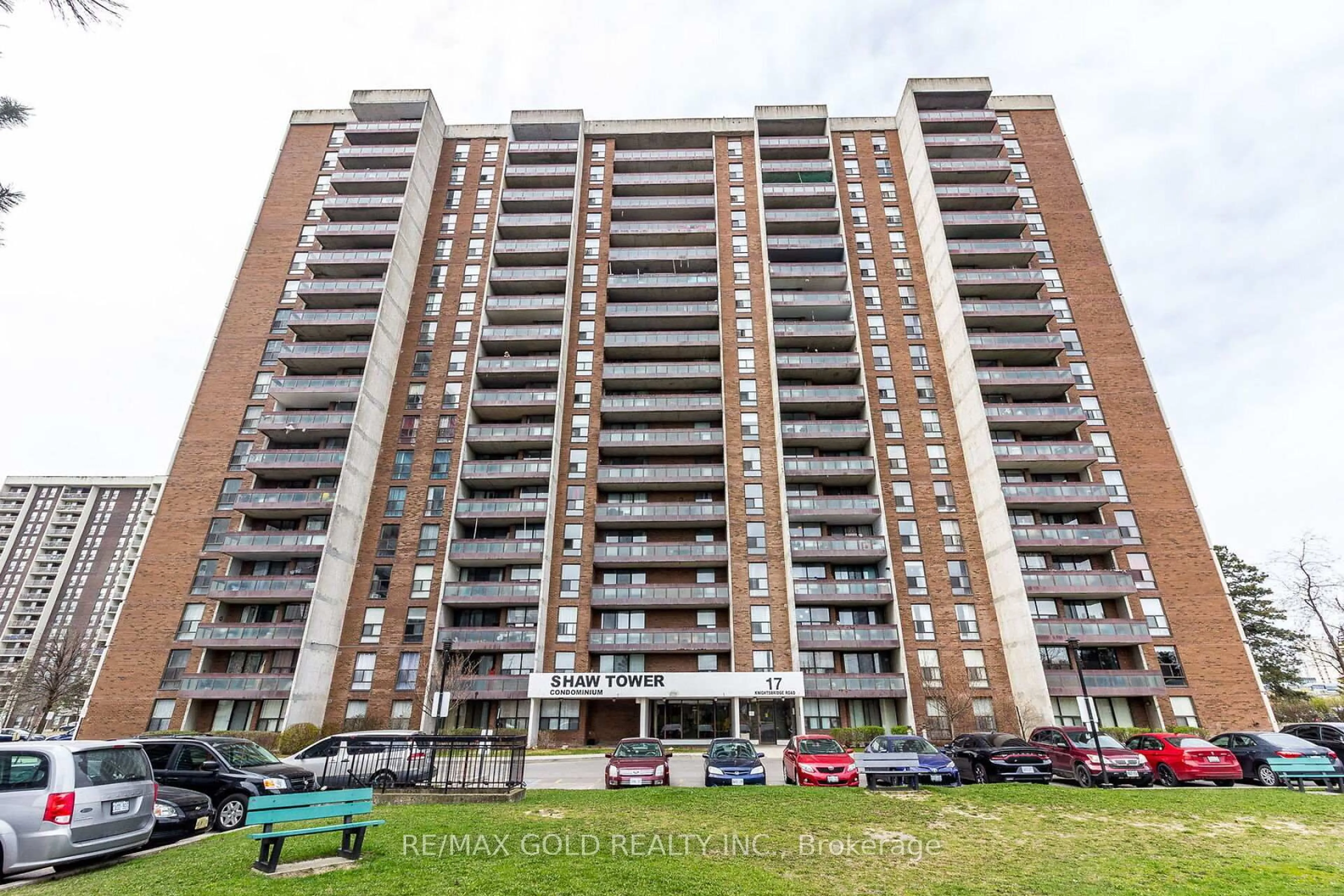 A pic from outside/outdoor area/front of a property/back of a property/a pic from drone, building for 17 Knightsbridge Rd #1010, Brampton Ontario L6T 3X9