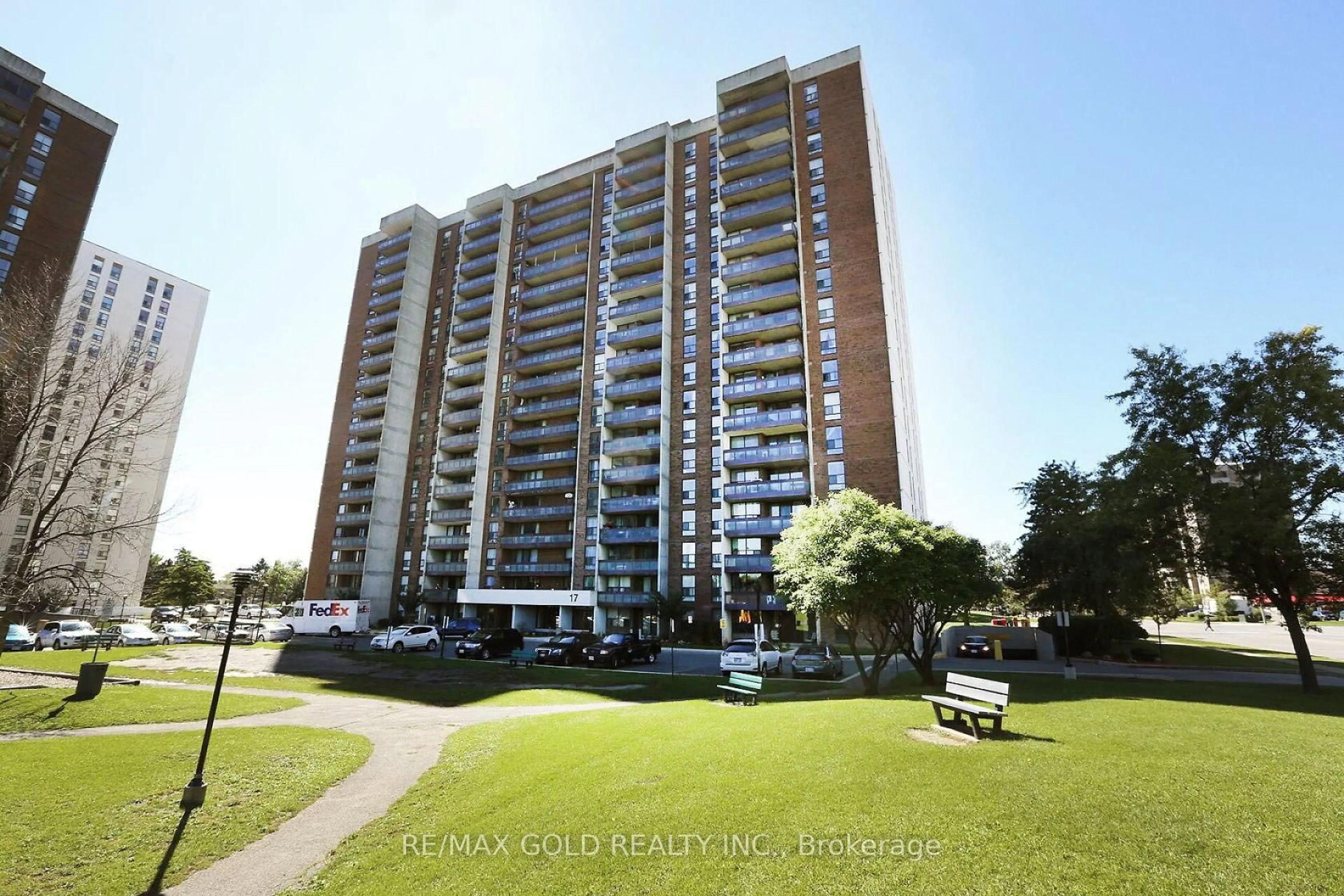 A pic from outside/outdoor area/front of a property/back of a property/a pic from drone, building for 17 Knightsbridge Rd #1010, Brampton Ontario L6T 3X9