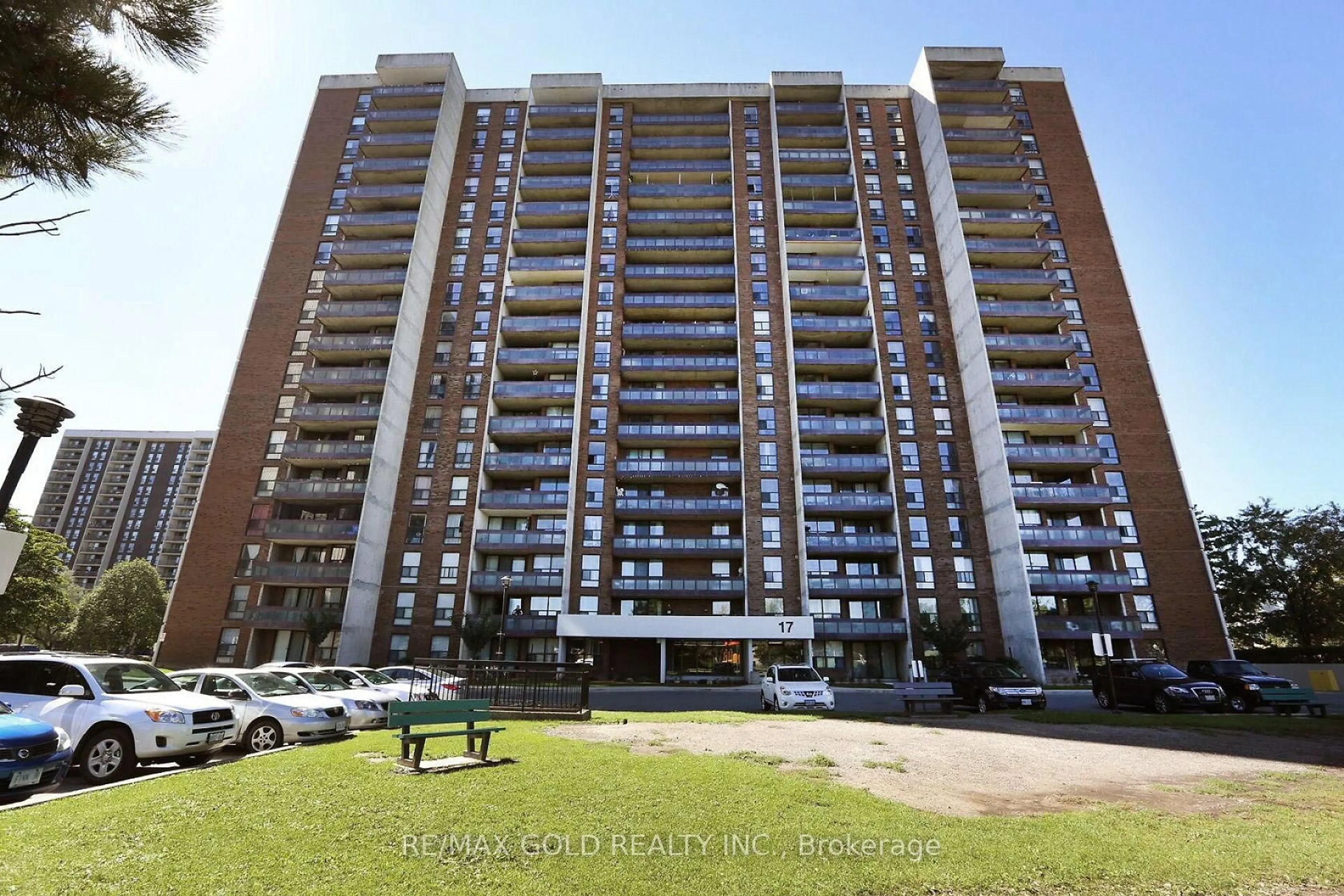 A pic from outside/outdoor area/front of a property/back of a property/a pic from drone, building for 17 Knightsbridge Rd #1010, Brampton Ontario L6T 3X9