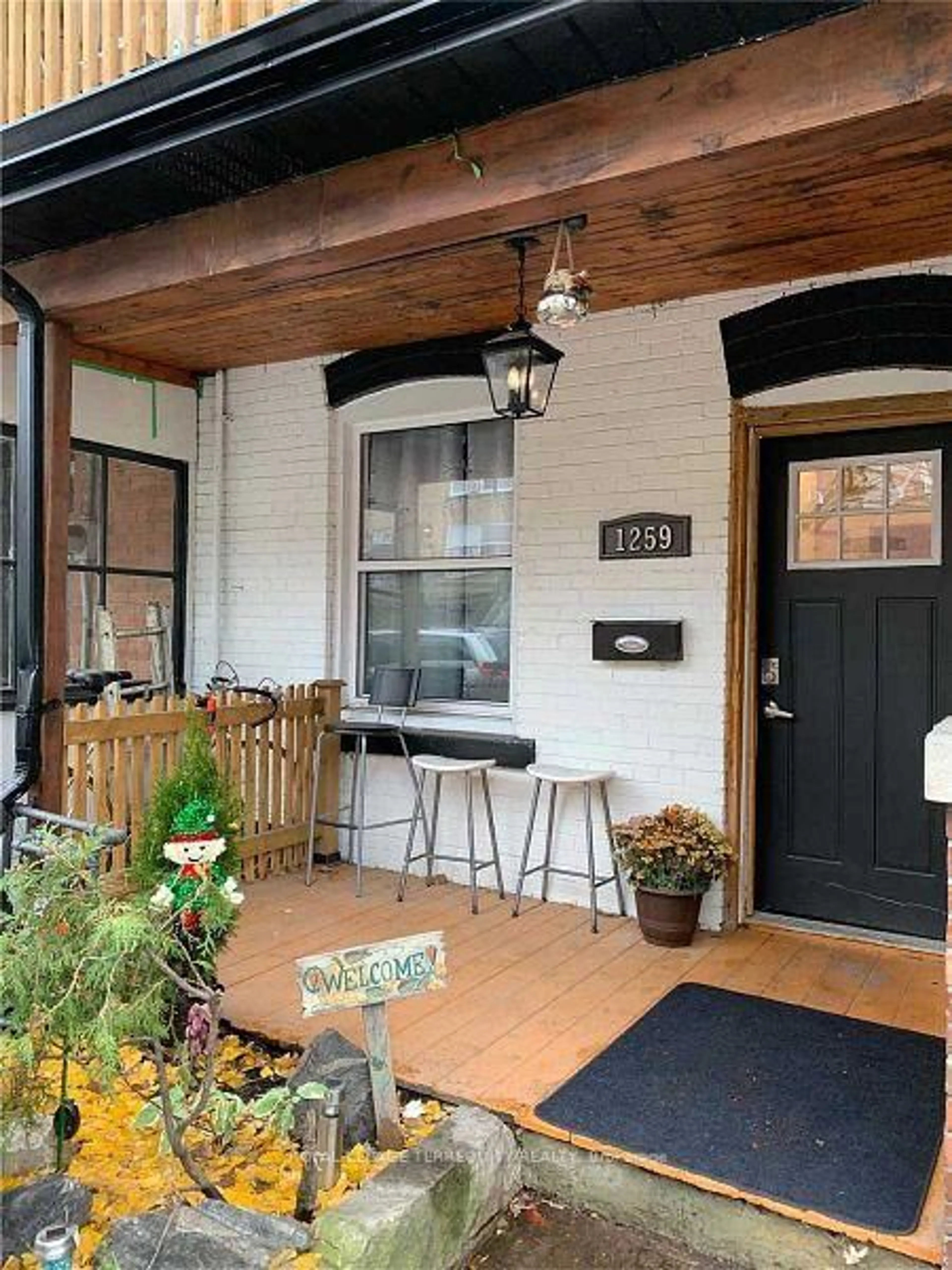 Indoor entryway for 1259 Davenport Rd, Toronto Ontario M6H 2H2