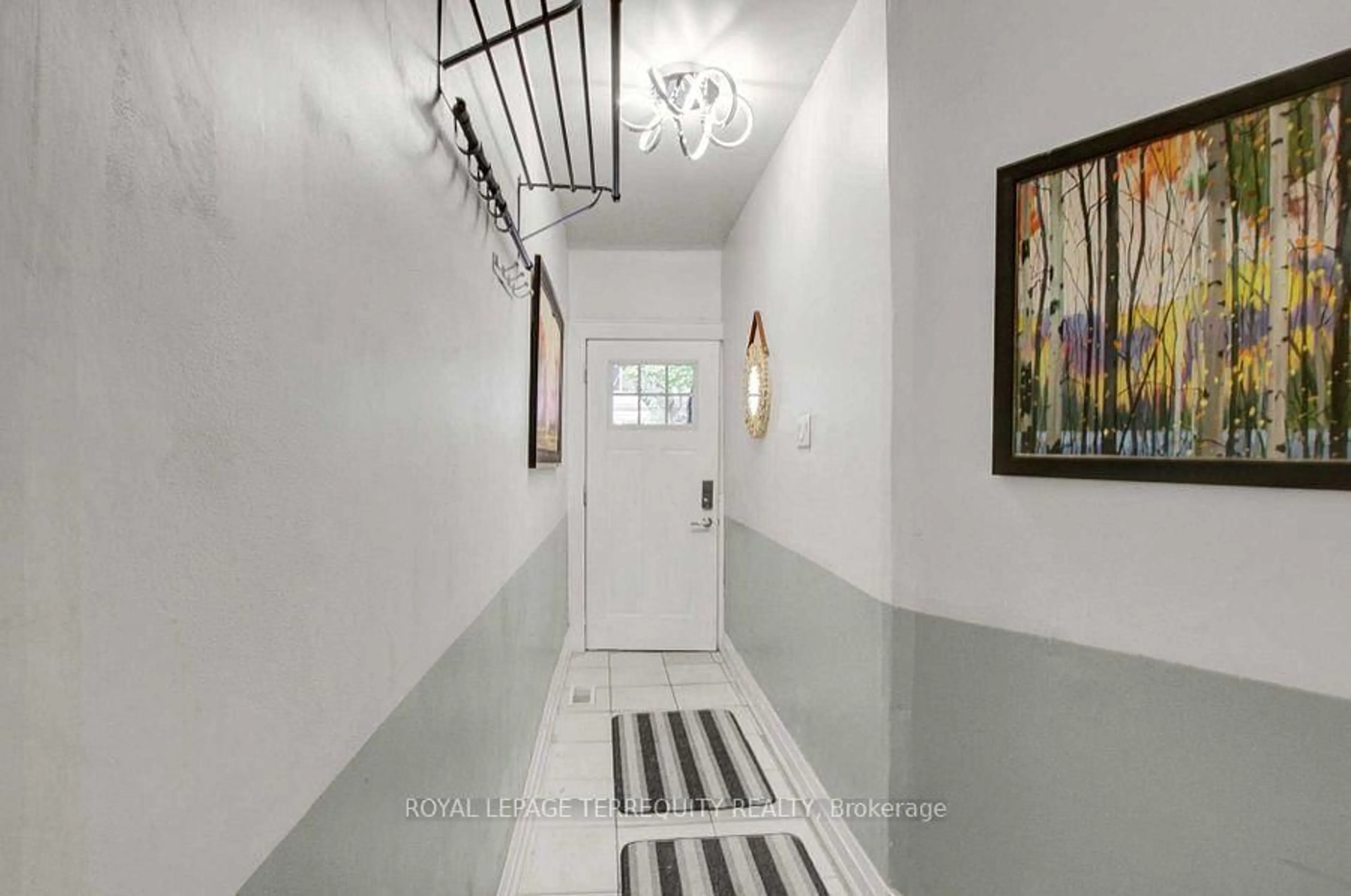 Indoor entryway for 1259 Davenport Rd, Toronto Ontario M6H 2H2